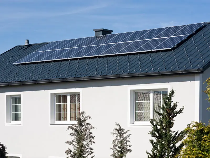 PREFA monteringssystem til solaranlæg PS.13 blev brugt til at installere et fotovoltaiksystem på de antracitfarvede PREFA tagplader