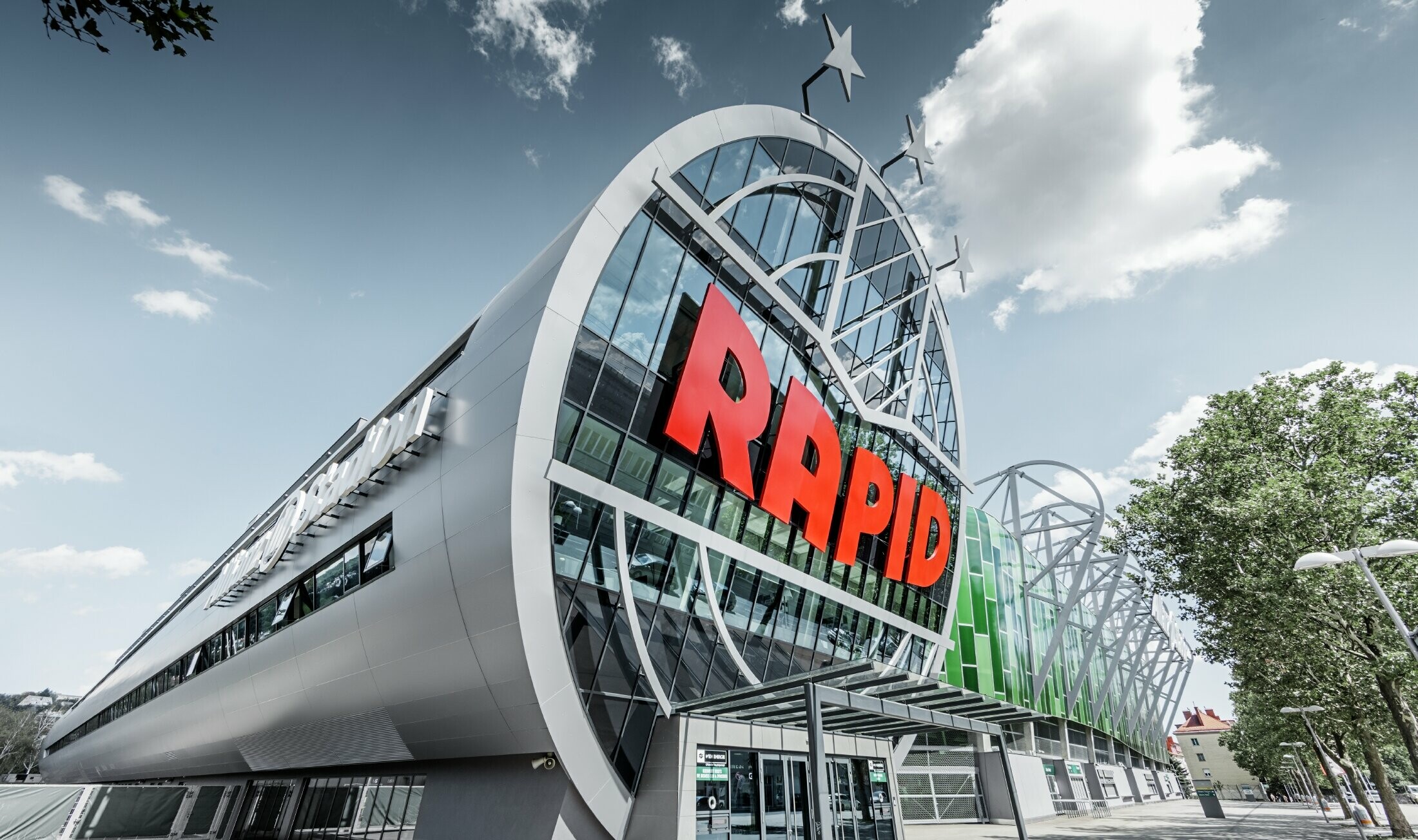 Indgangen til Allianz stadion med det store SK Rapid Wien logo. Røret med den store glasfront er belagt med PREFA aluminiumkompositpladen i sølvmetallic.