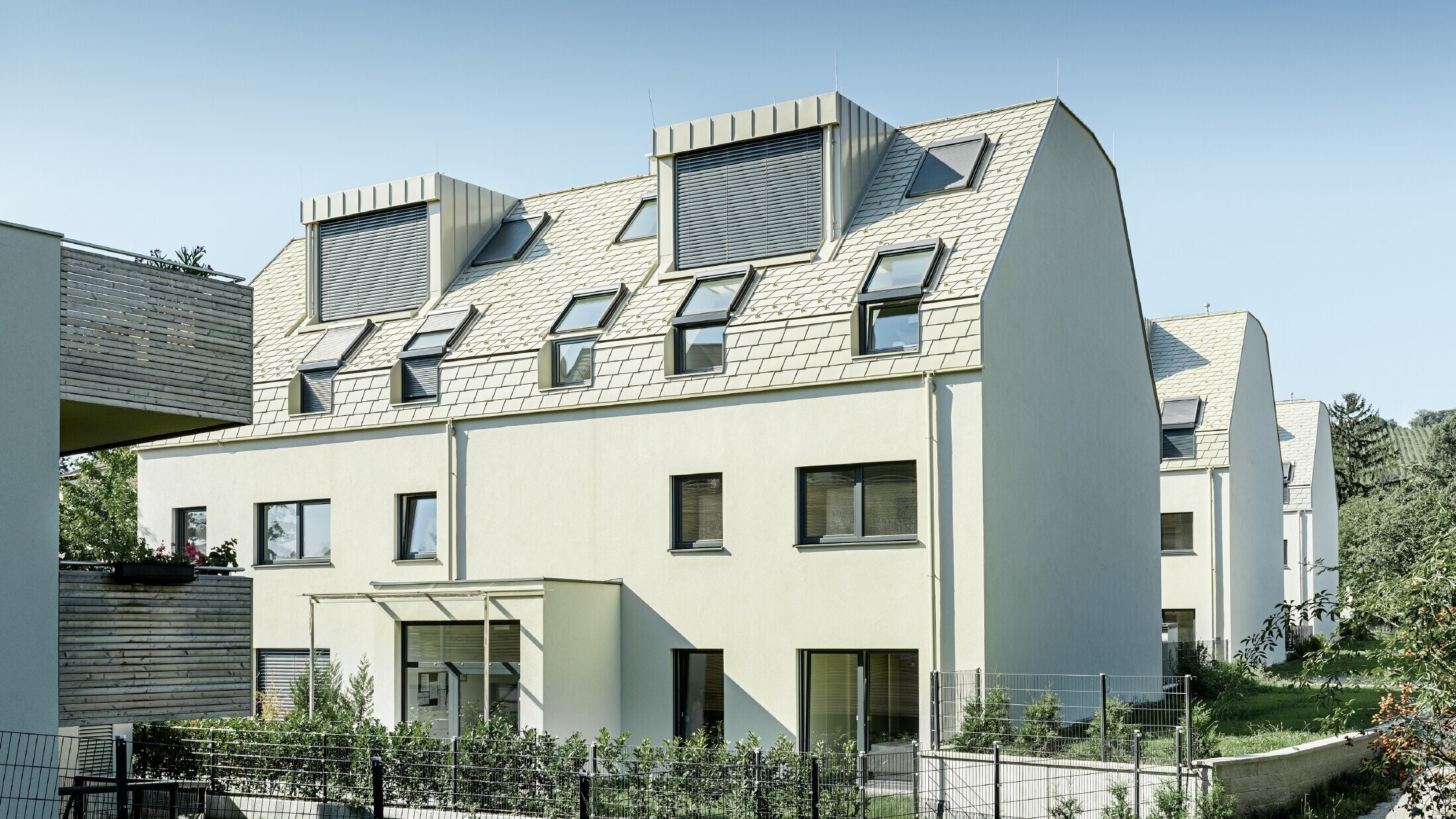 Nyt boliganlæg med stor aluminiumtagflade og mange tagvinduer