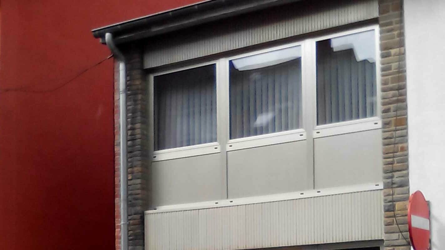 Facade før facaderenovering med PREFA facadepanel FX.12 med tre vinduer