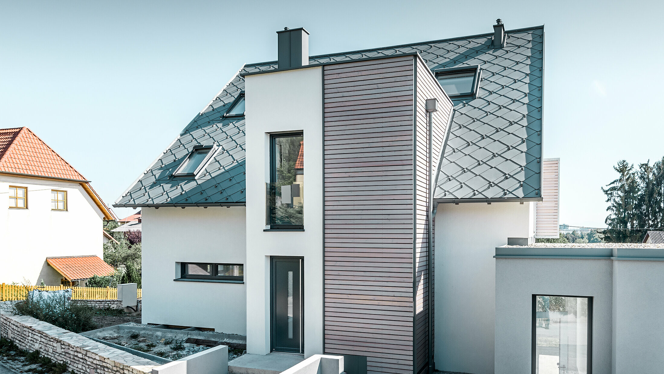 Enfamilieshuset med sadeltag i Leodonding er totalrenoveret. Tagarealet er blevet belagt med PREFA tagrombe 44 × 44 i lysegrå med snefang. Tagrenden er hængerenden fra PREFA, ligeledes i lysegrå. 