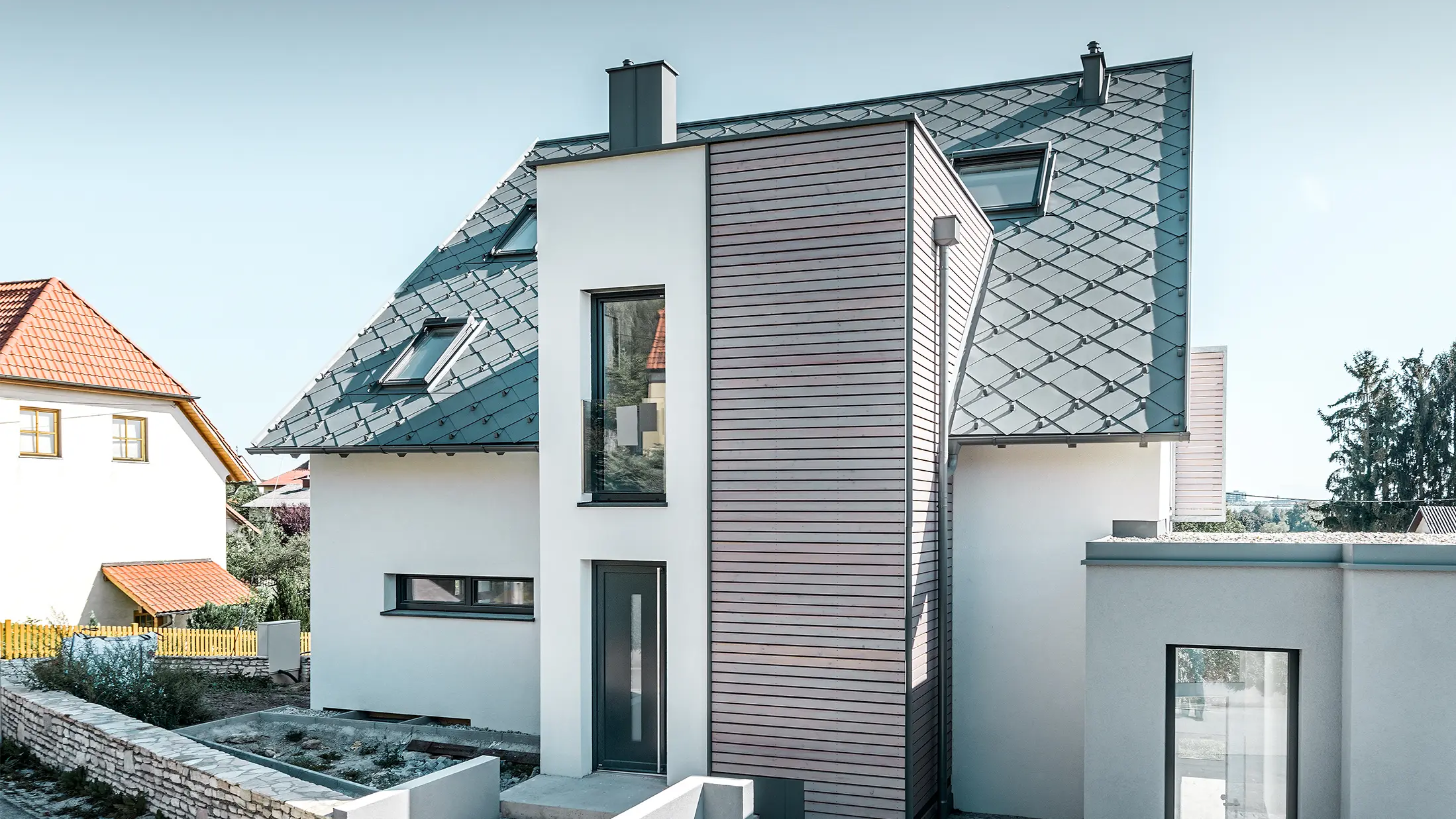 Enfamilieshuset med sadeltag i Leodonding er totalrenoveret. Tagarealet er blevet belagt med PREFA tagrombe 44 × 44 i lysegrå med snefang. Tagrenden er hængerenden fra PREFA, ligeledes i lysegrå. 