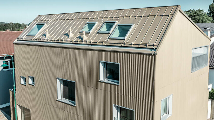 Moderne beboelseshus med taginddækning og facadebeklædning af aluminium fra PREFA