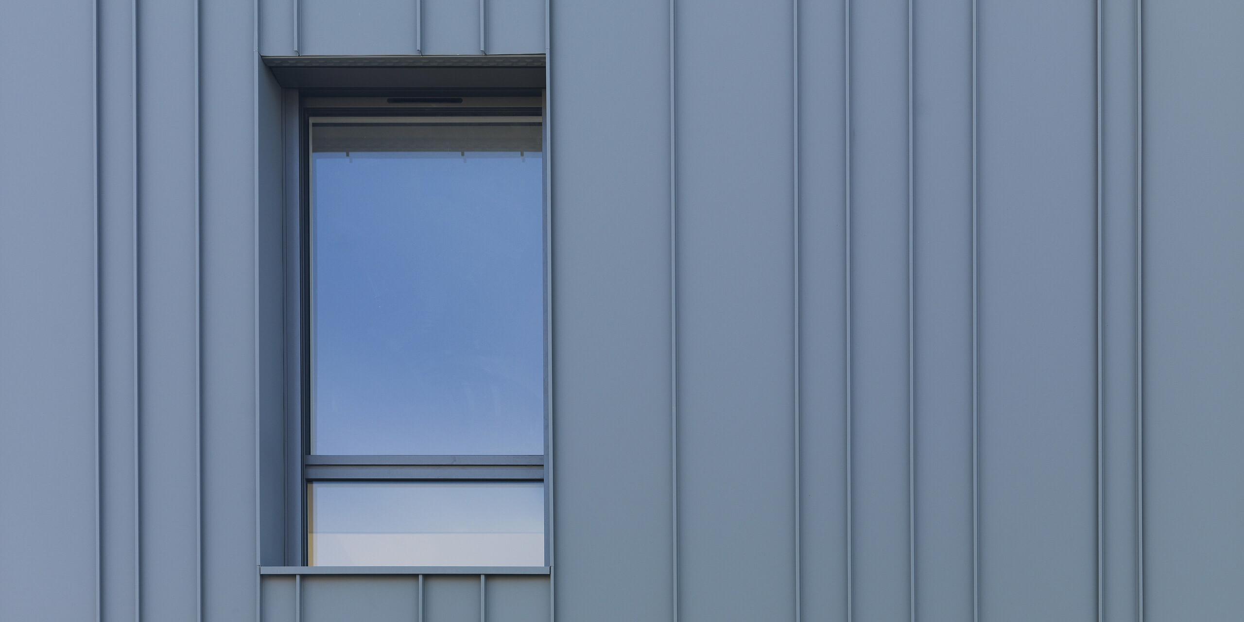 Detailansicht einer PREFALZ-Fassade in P.10 Hellgrau