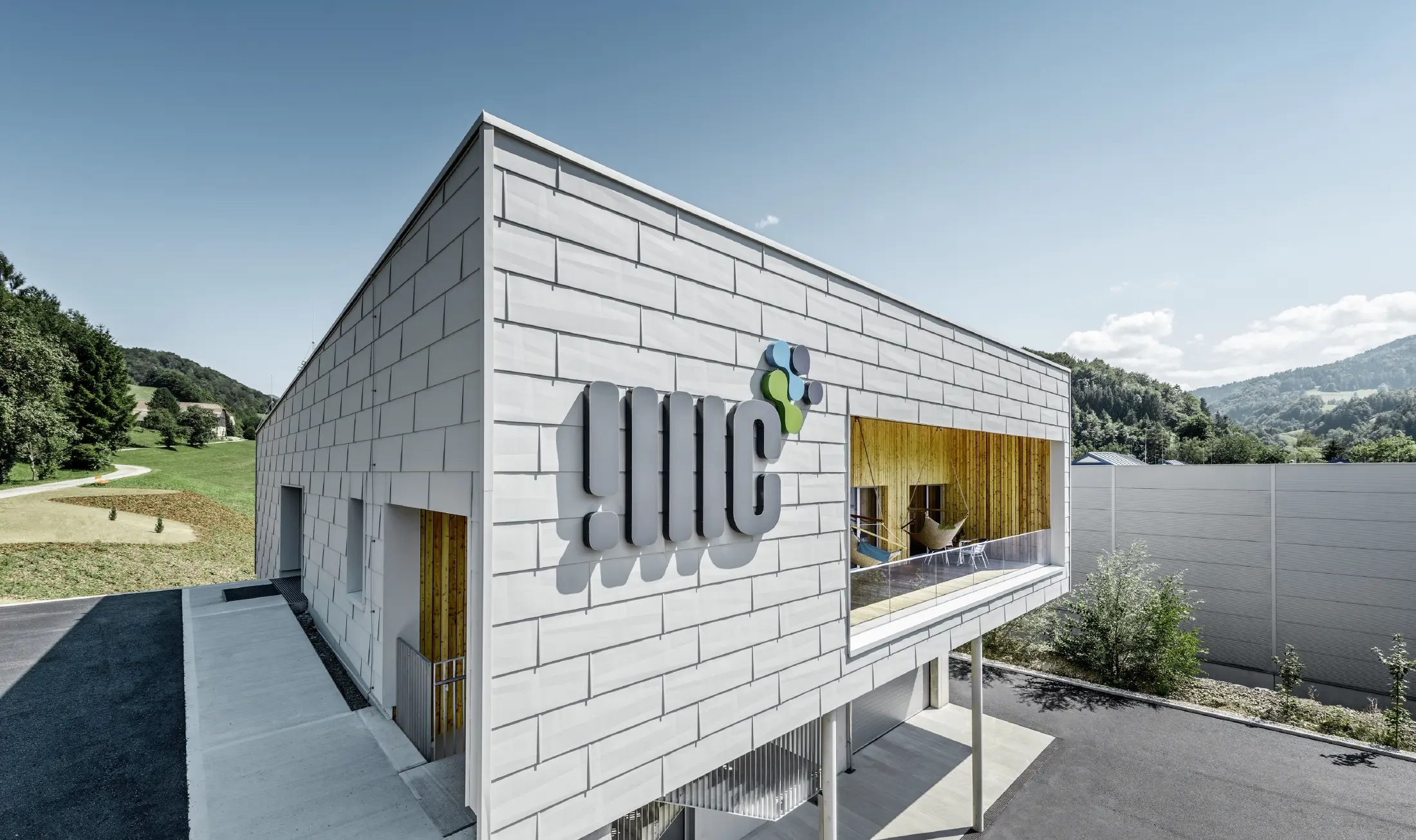 Moderne virksomhedsbygning i Ybbsitz med fladt tag og aluminiumfacade. Facaden er beklædt med PREFA facadepaneler FX.12 i Prefahvid.