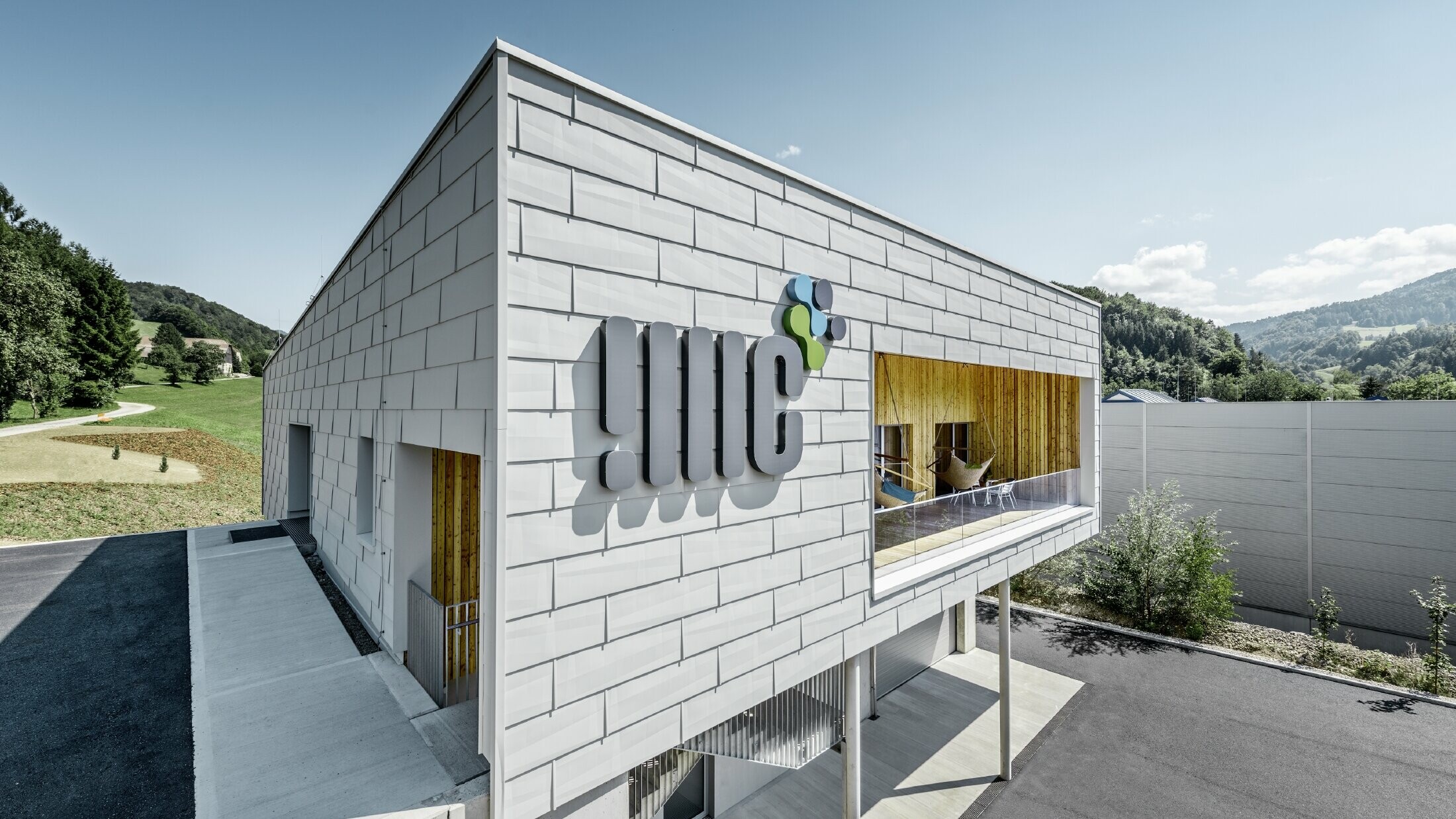 Moderne virksomhedsbygning i Ybbsitz med fladt tag og aluminiumfacade. Facaden er beklædt med PREFA facadepaneler FX.12 i Prefahvid.