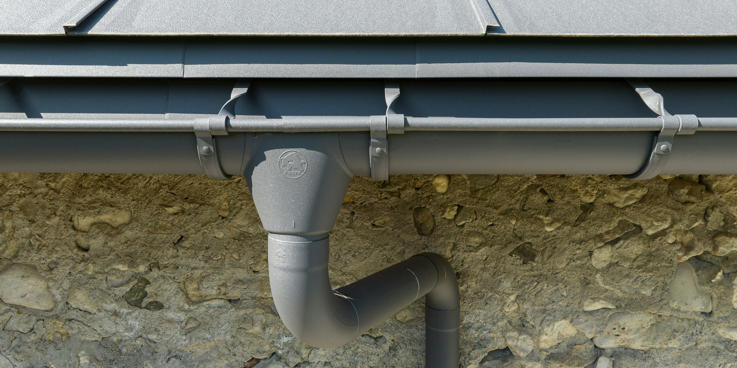 PREFA Dachentwässerungssystem aus Aluminium in P.10 Dunkelgrau auf dem Dach eines alten Bauernhofs in Héry-sur-Alby (Frankreich)