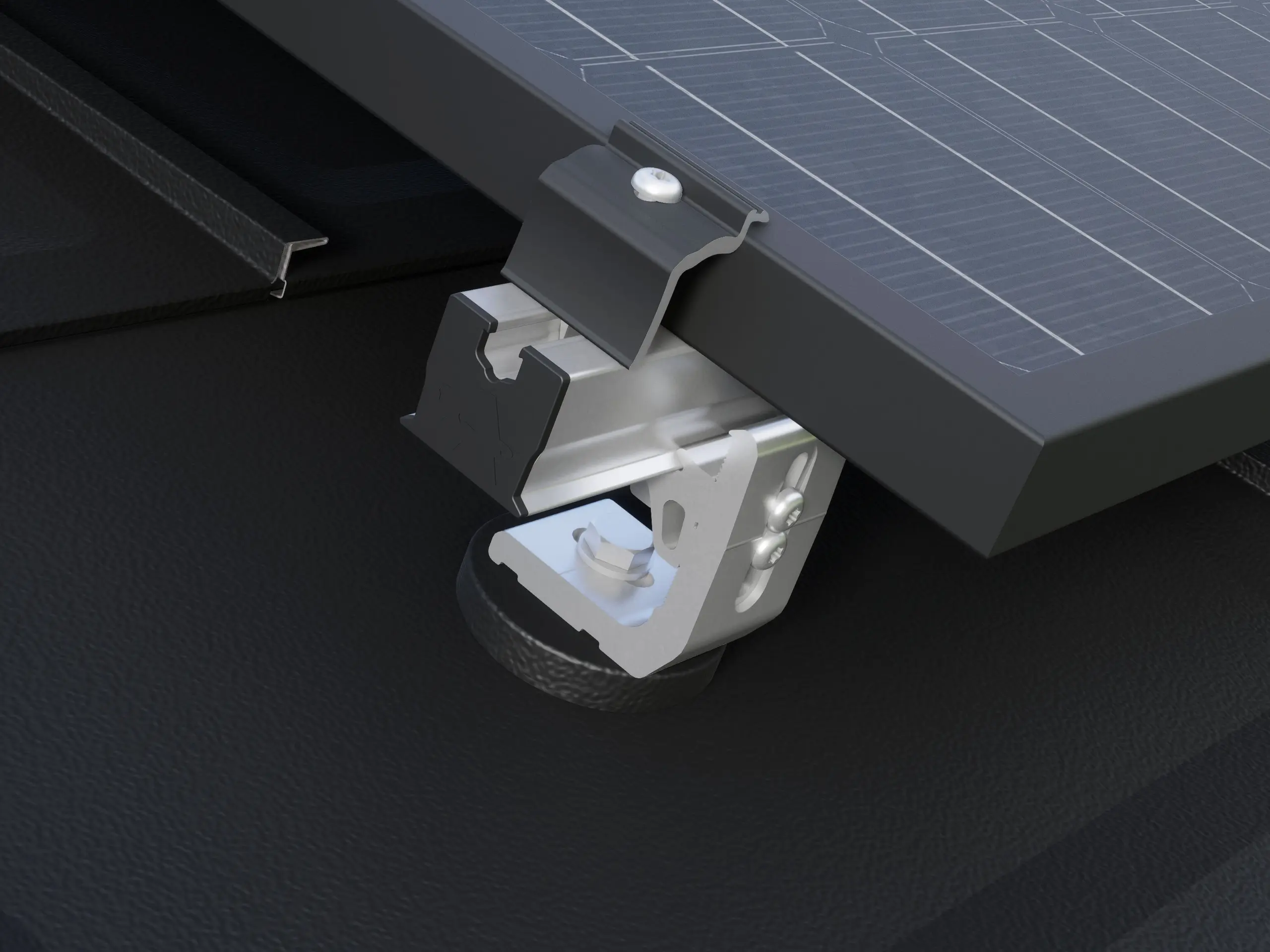 Nærbillede af PREVARIO 3.S solarholder, monteret på et mørkt PREFA-tag, som bærer profilskinnen. Solcellemodullet er fastgjort til profilskinnen med PREVARIO-endeklemmen.