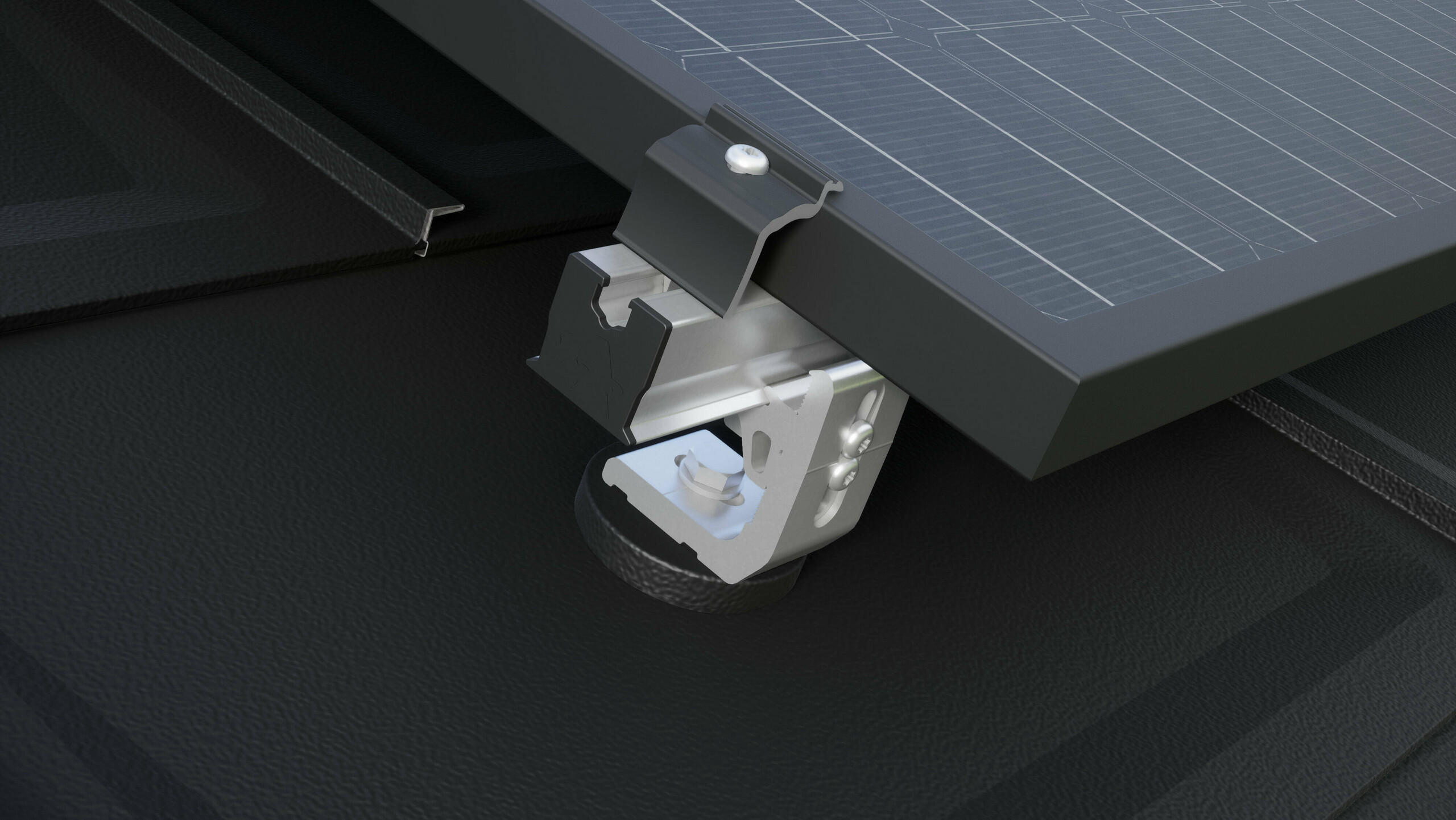 Nærbillede af PREVARIO 3.S solarholder, monteret på et mørkt PREFA-tag, som bærer profilskinnen. Solcellemodullet er fastgjort til profilskinnen med PREVARIO-endeklemmen.