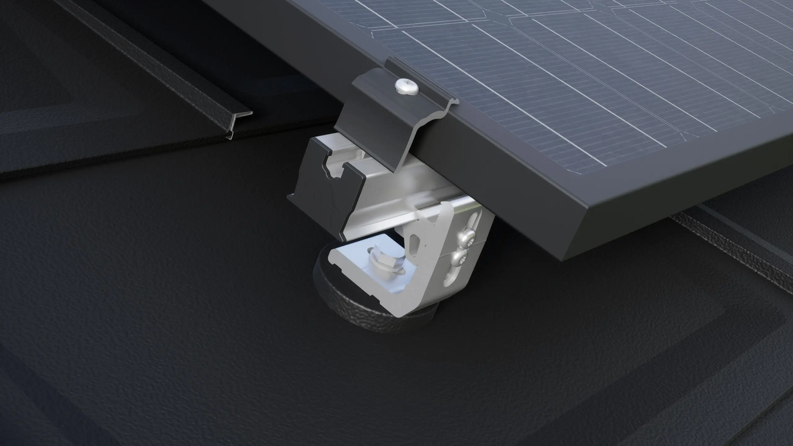 Nærbillede af PREVARIO 3.S solarholder, monteret på et mørkt PREFA-tag, som bærer profilskinnen. Solcellemodullet er fastgjort til profilskinnen med PREVARIO-endeklemmen.