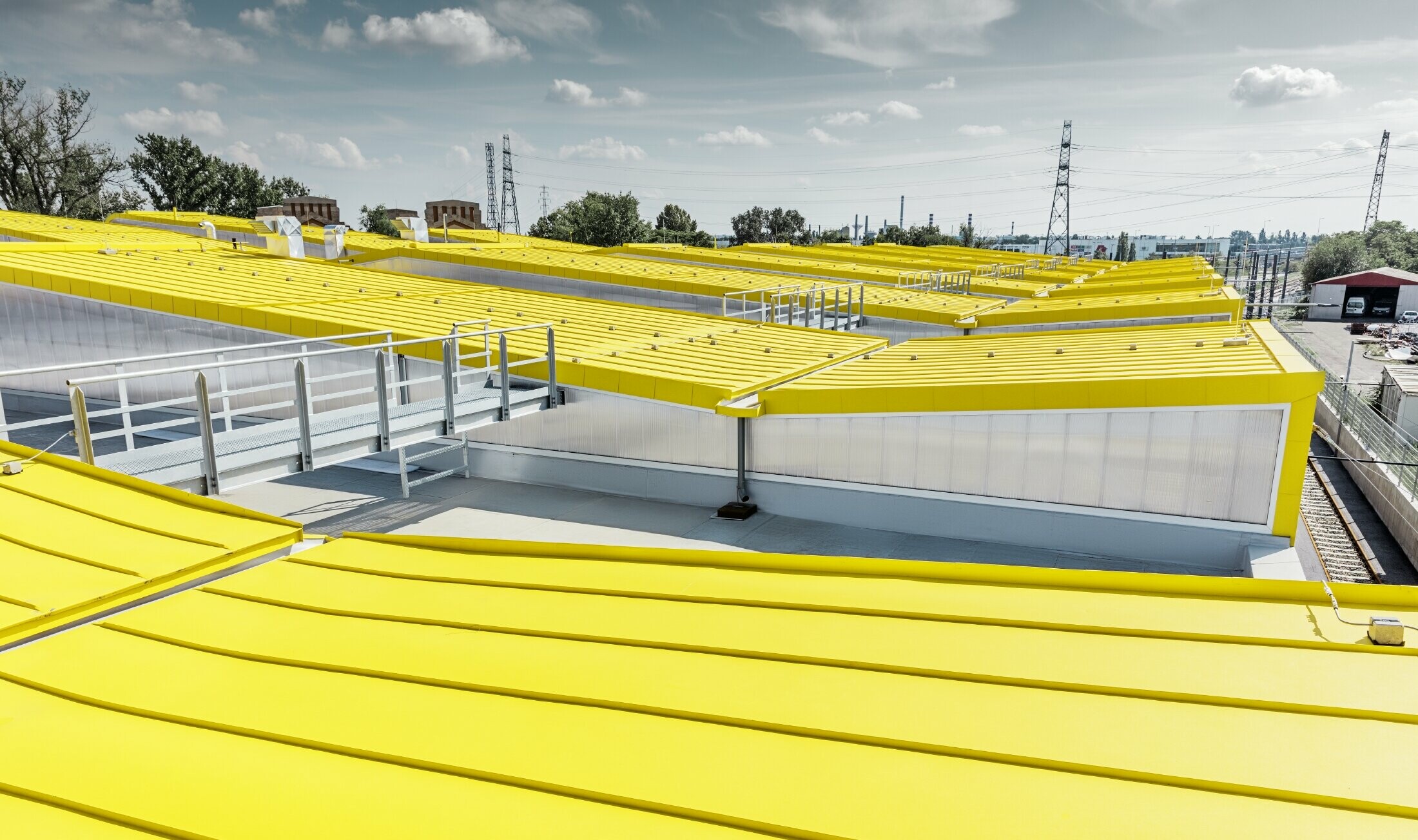 Detaljeret visning af det gule tagareal på den nye remise i Budapest med stående fals fra PREFA.