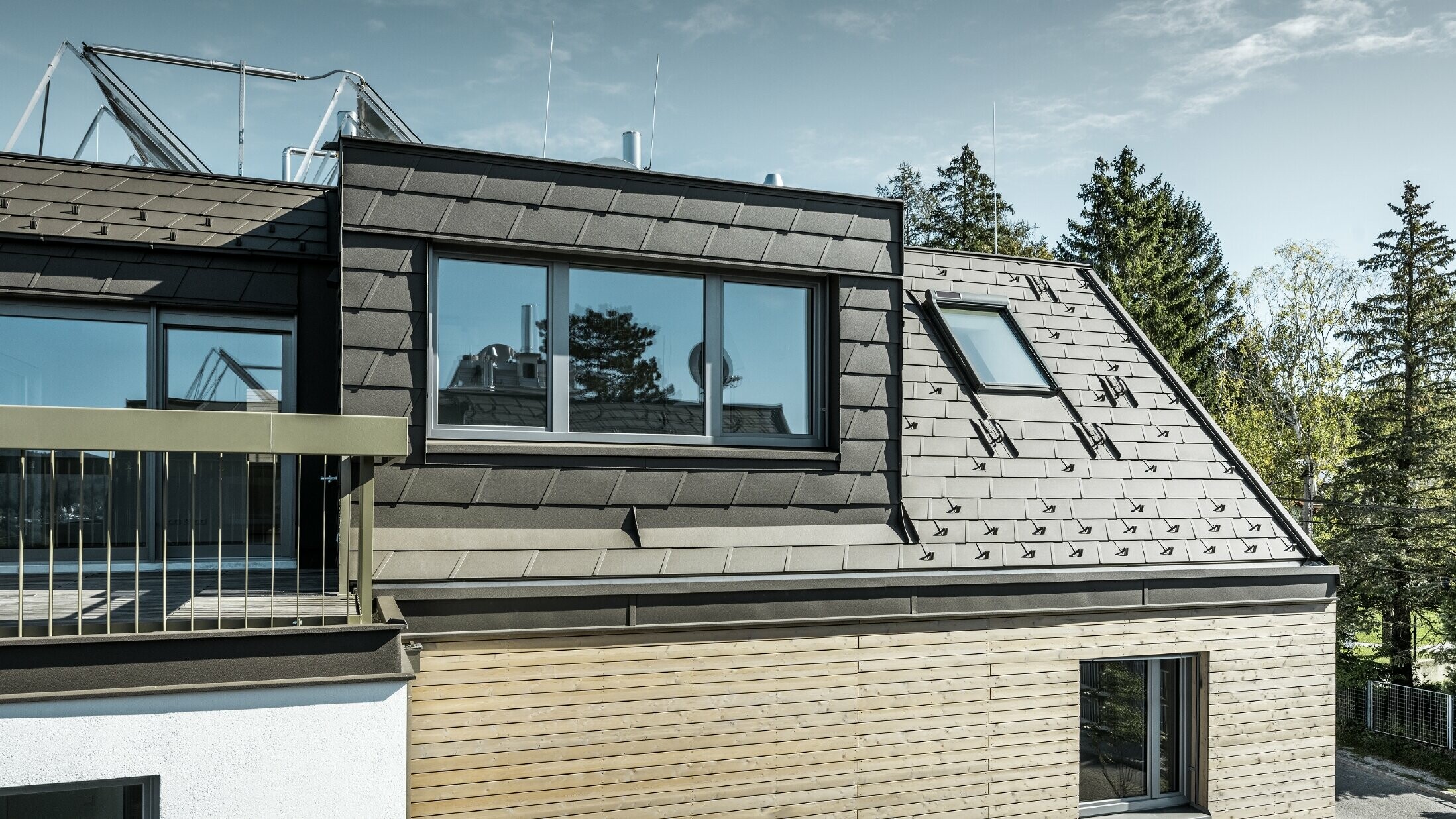 Loftsombygning, tag- og facadebeklædning med PREFA-tagspån DS.19 i P.10 brun