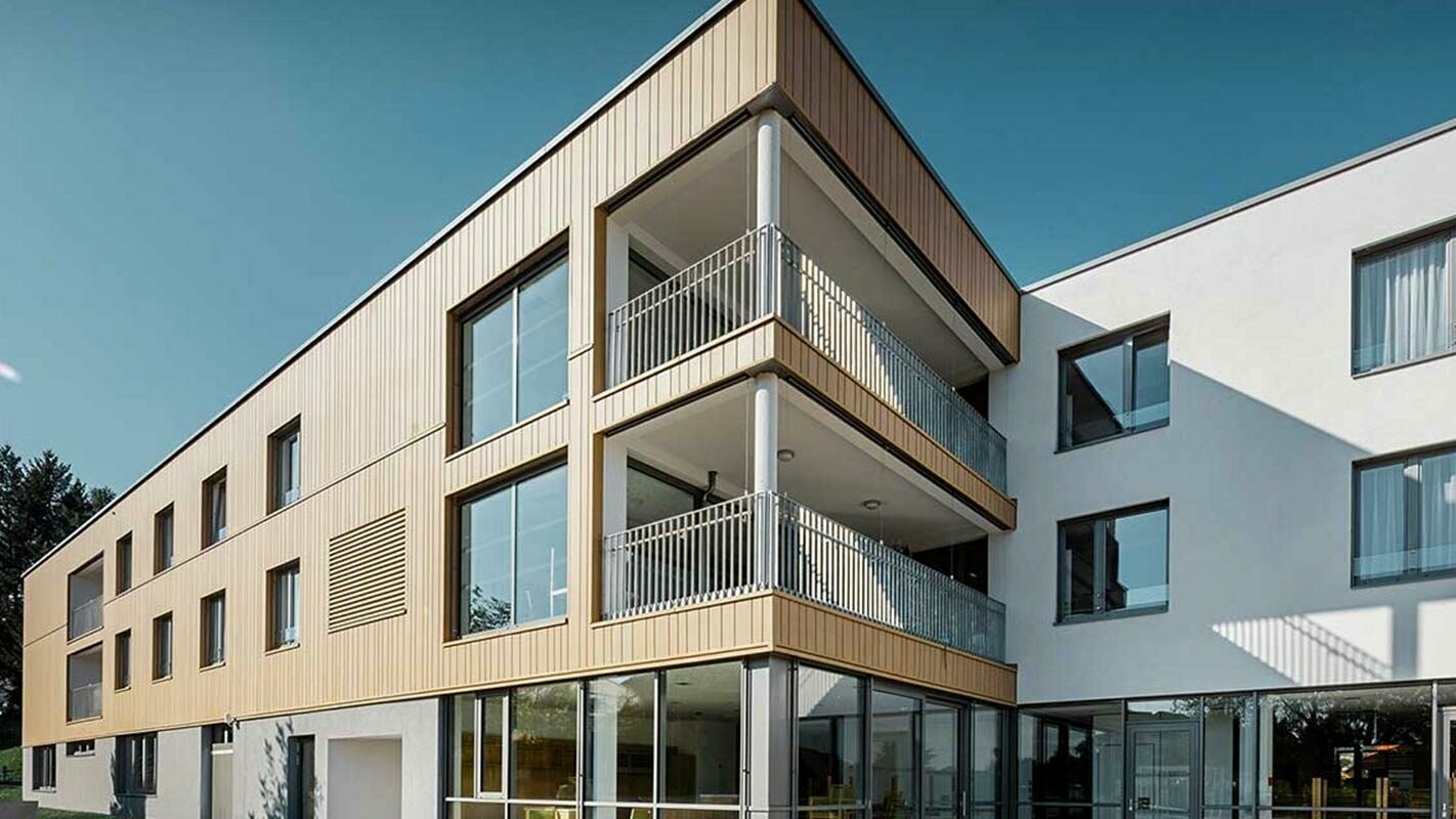 Lejlighedsbygning med et alternativ til trælook - Sidings i sandbrun