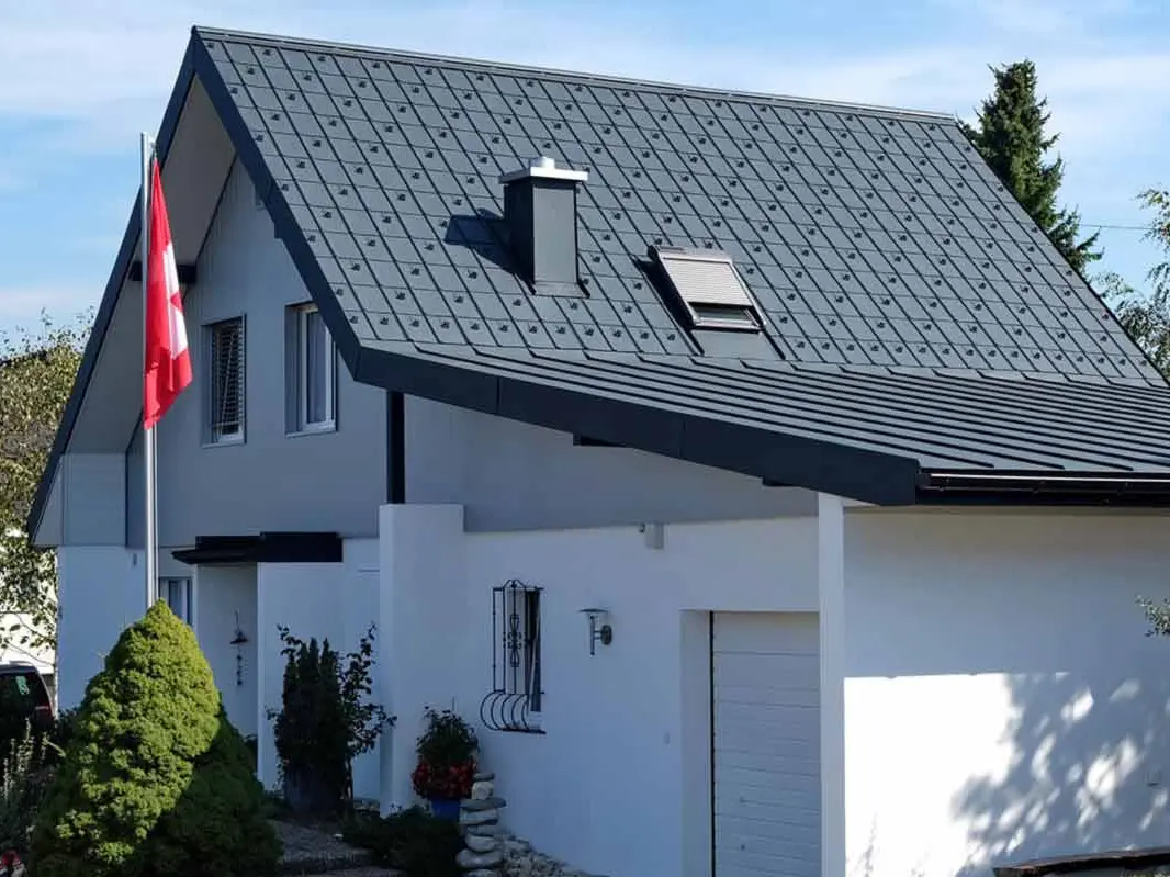 Hus med garage efter tagrenovering med PREFA tagplader i antracit