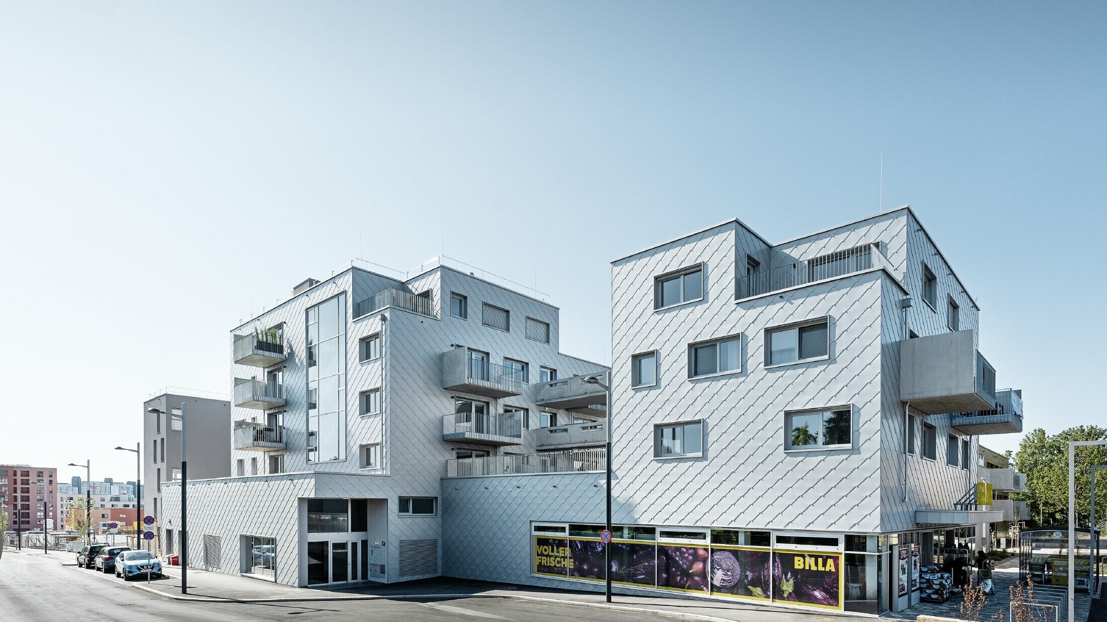 Beboelsesejendom med fladt tag og rombebeklædning på facaden med PREFA-vægrombe 44 × 44 i sølvmetallic