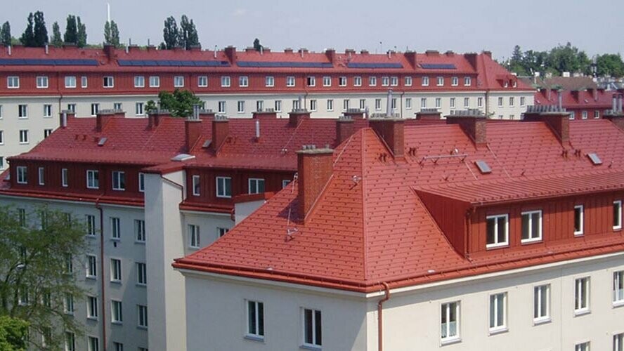 Billede af boligbyggeriet Hugo Breitner Hof i Wien. Tagene er beklædt med PREFA tagspån i teglstensrød.