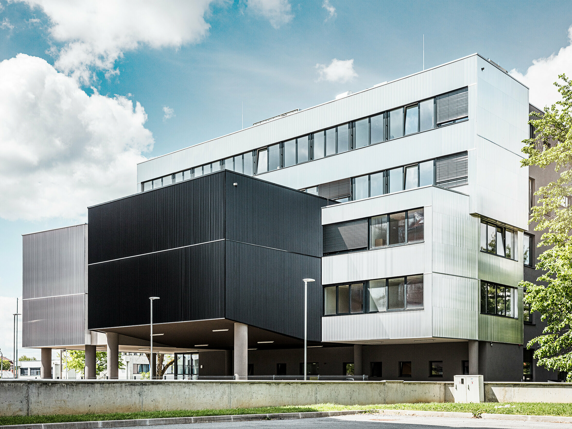 Musikskolen i Bjevolar med en moderne PREFA-facade med takket profil set fra siden. Facaden er holdt i sort og aluminiumsblank, og de geometriske former giver et markant minimalistisk design.