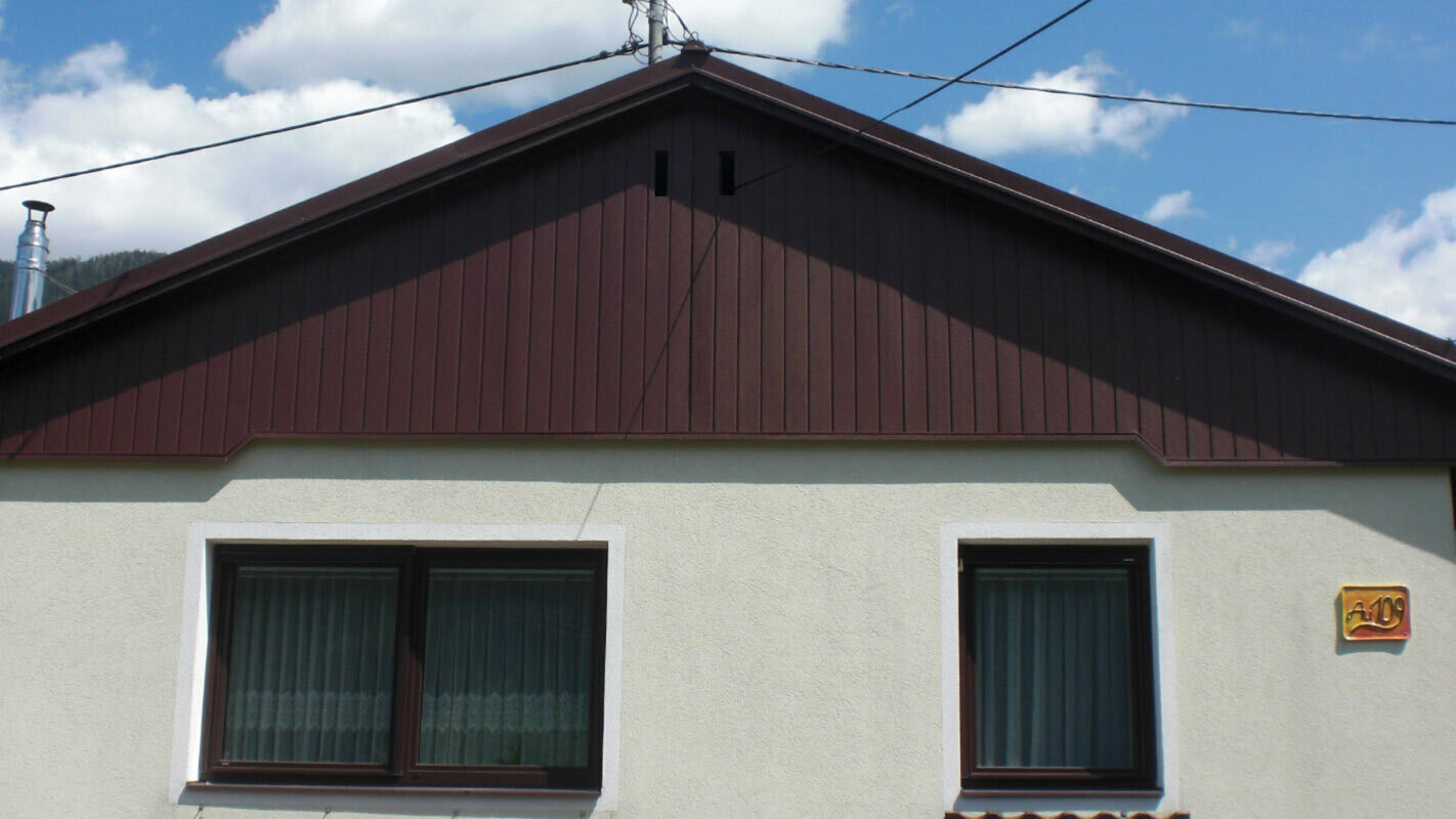 Facaderenovering af gavl med PREFA sidings i brun, lysegrøn nuance