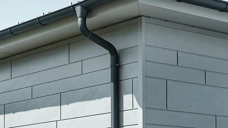 PREFA-tagrende med afløbsrør i antracit plus en PREFA-Siding.X facade