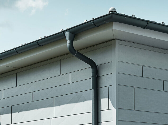 PREFA-tagrende med afløbsrør i antracit plus en PREFA-Siding.X facade