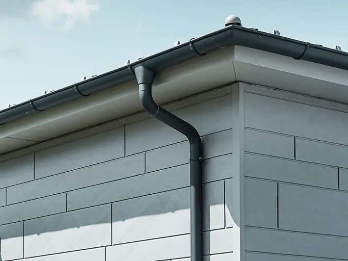 PREFA-tagrende med afløbsrør i antracit plus en PREFA-Siding.X facade