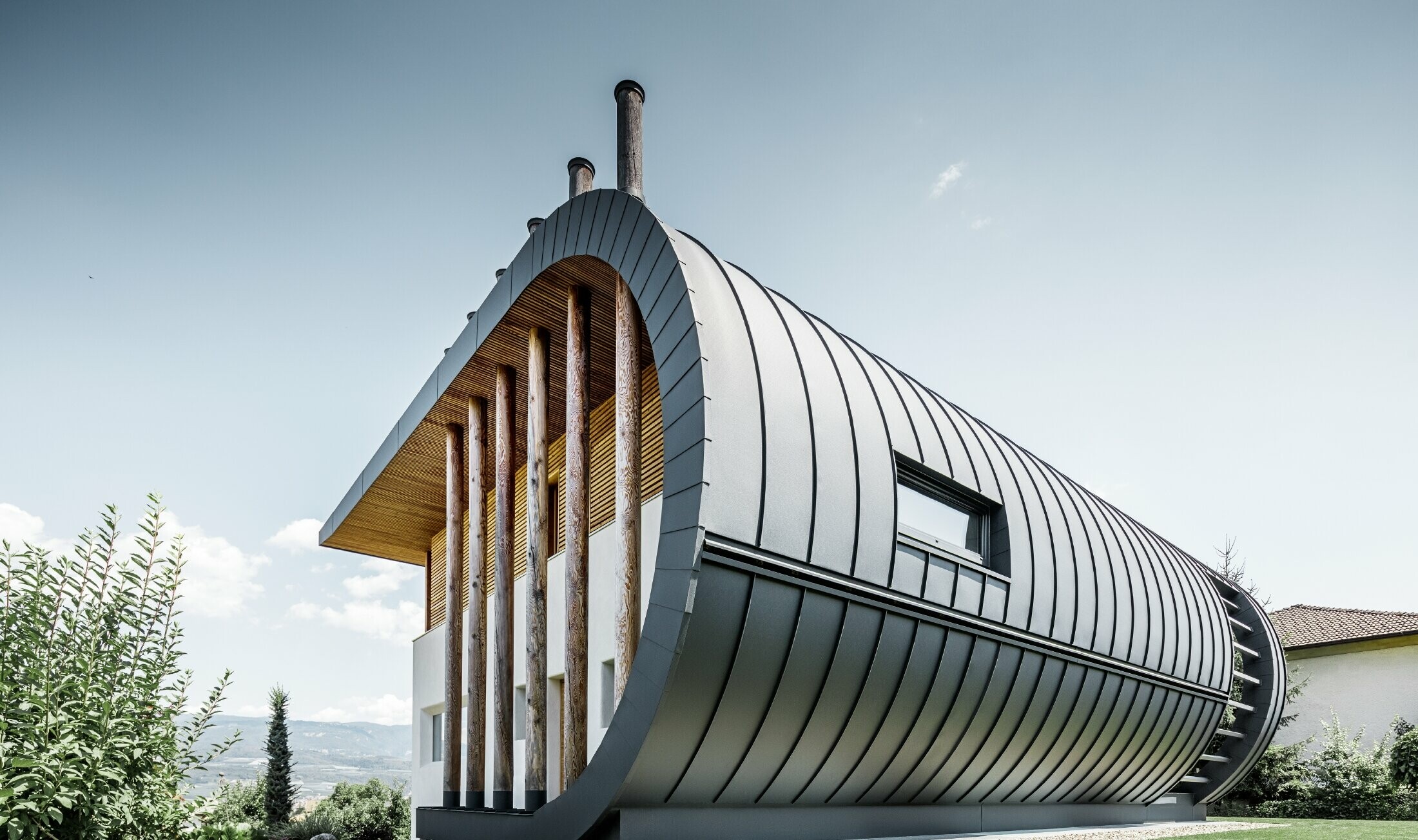 Buet facade på enfamilieshus, Casa Giovannini, beklædt med aluminium fra PREFA - Prefalz i P.10 antracit.