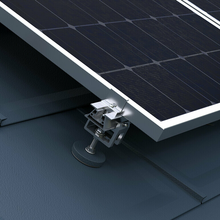[Translate to Dansk:] Zu sehen ist das PREFA Solarmontagesystem zur Befestigung von Photovoltaik-Anlagen auf PREFA Dächern.