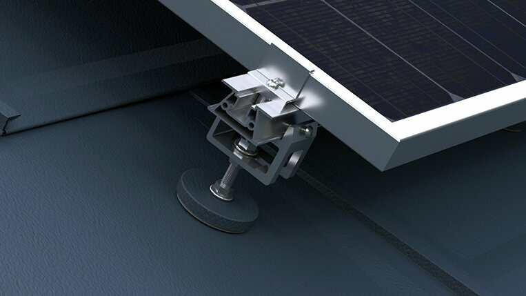 [Translate to Dansk:] Zu sehen ist das PREFA Solarmontagesystem zur Befestigung von Photovoltaik-Anlagen auf PREFA Dächern.