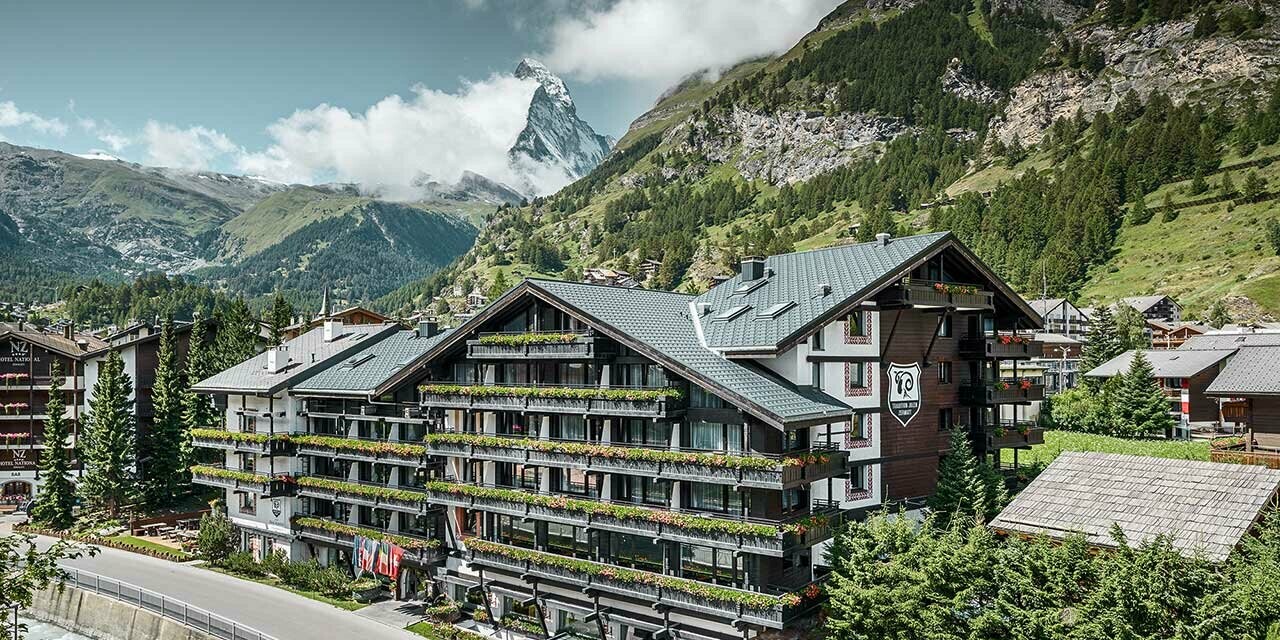 Hotelalpenhof i Zermatt med Matterhorn i baggrunden, balkoner, mørk træfacade og et PREFA aluminiumtag i antracit
