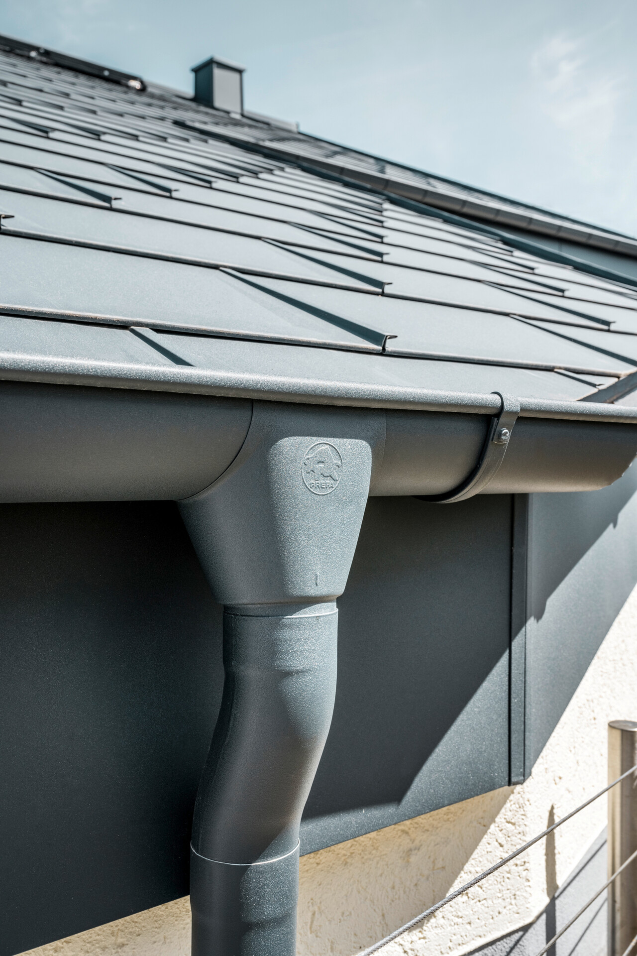 Enkeltfamiliehus i Newel-Besslich med PREFA Tagplade R.16 og PREFA tagafvandingssystem i antracit