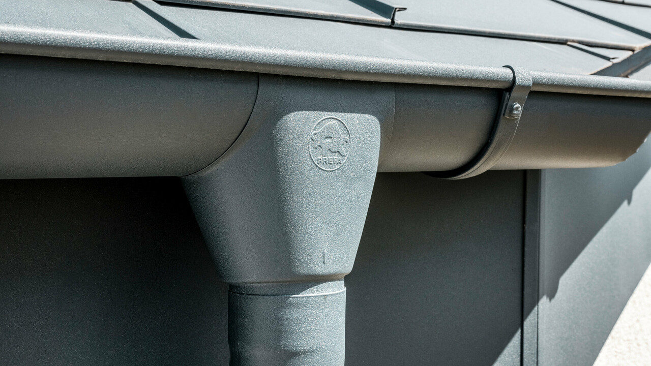 Enkeltfamiliehus i Newel-Besslich med PREFA Tagplade R.16 og PREFA tagafvandingssystem i antracit