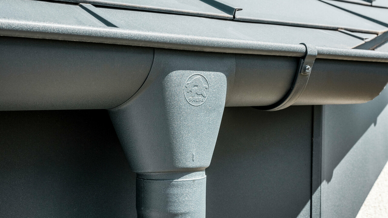 Enkeltfamiliehus i Newel-Besslich med PREFA Tagplade R.16 og PREFA tagafvandingssystem i antracit