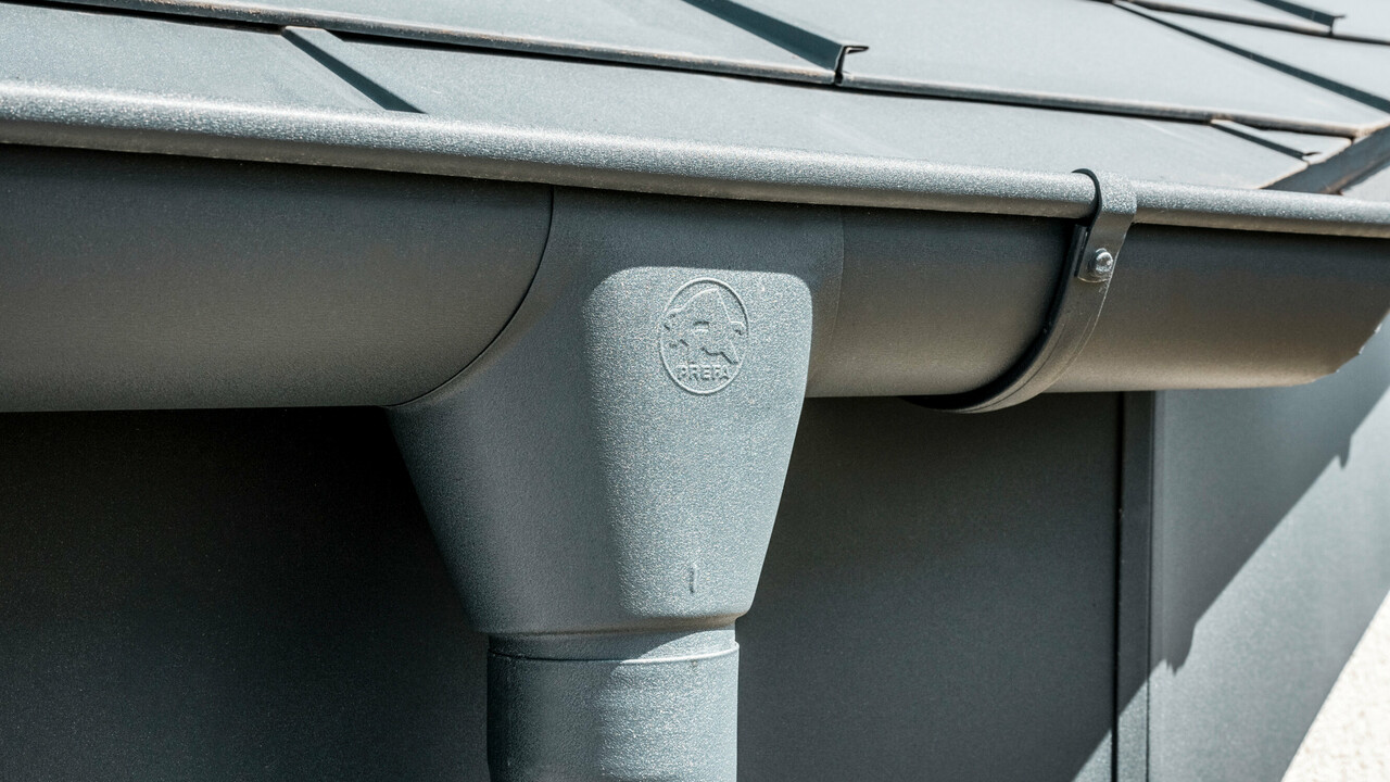 Enkeltfamiliehus i Newel-Besslich med PREFA Tagplade R.16 og PREFA tagafvandingssystem i antracit