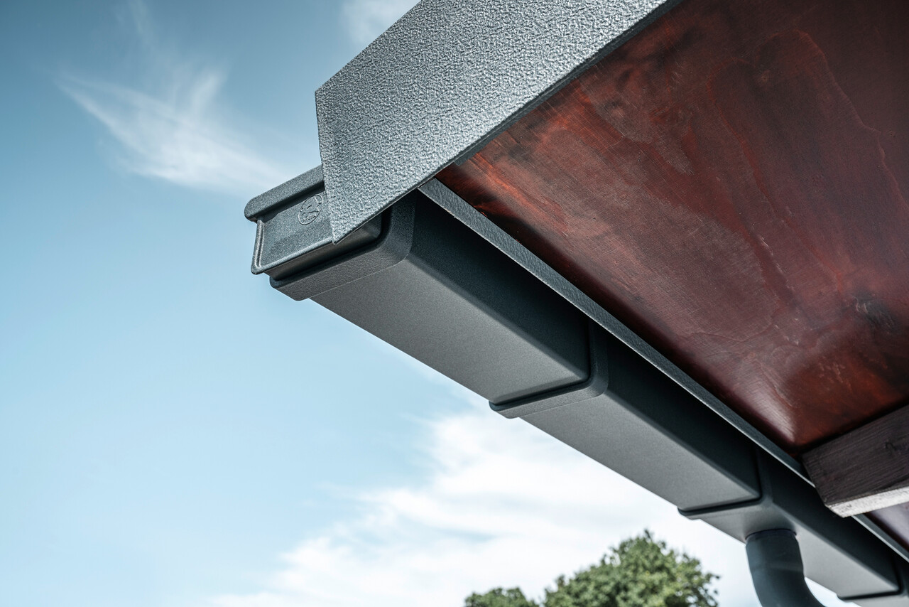 Detalje af PREFA tagafvandingssystem i P.10 antracit på taget af et enfamiliehus i Dortmund.