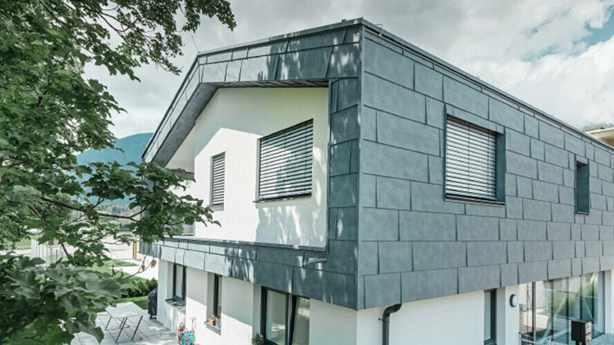 Første sal i en moderne ejendom, beklædt med PREFA facadepaneler i aluminium FX.12 i stengrå.