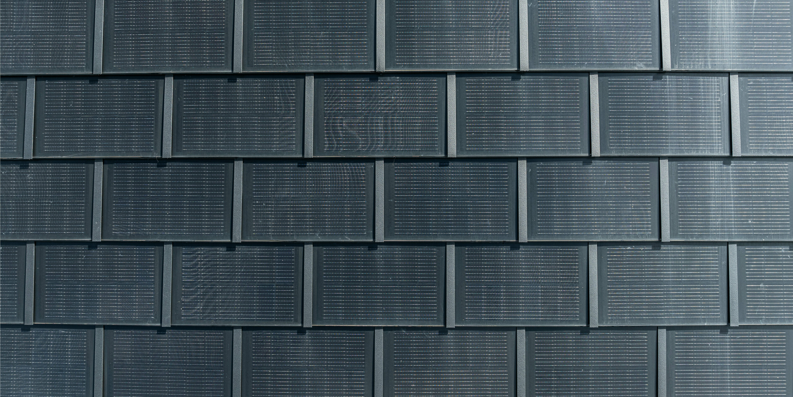 PREFA solcelletagpaneler med integrerede fotovoltaiske moduler i detaljer. Denne innovative løsning kombinerer æstetisk tagdesign med bæredygtig energiproduktion. De holdbare, lette og vejrbestandige tagpaneler i aluminium giver maksimal effektivitet med minimal indvirkning på arkitekturen. Perfekt til moderne og fredede bygninger, der værdsætter miljøvenlige teknologier.