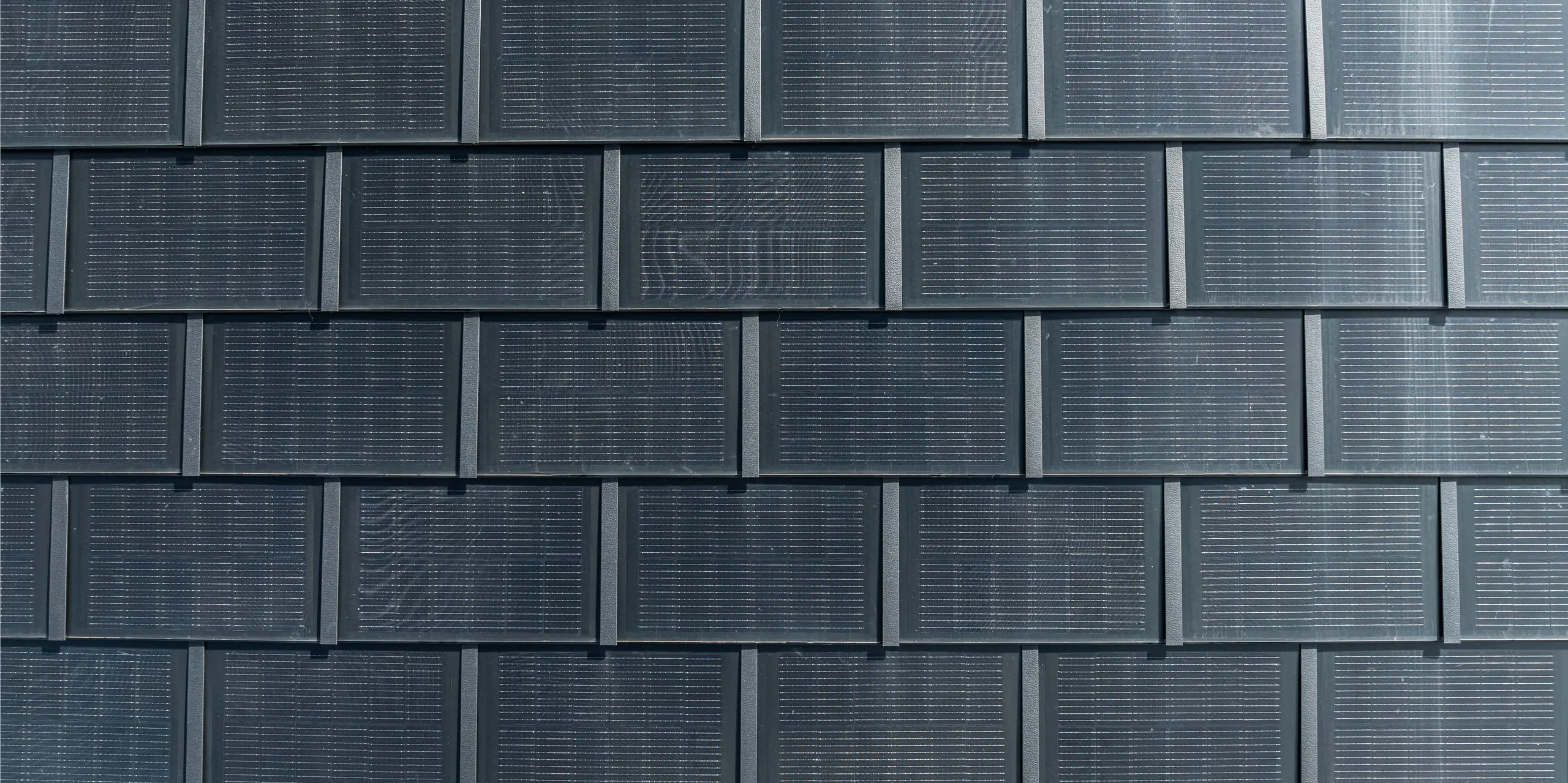 PREFA solcelletagpaneler med integrerede fotovoltaiske moduler i detaljer. Denne innovative løsning kombinerer æstetisk tagdesign med bæredygtig energiproduktion. De holdbare, lette og vejrbestandige tagpaneler i aluminium giver maksimal effektivitet med minimal indvirkning på arkitekturen. Perfekt til moderne og fredede bygninger, der værdsætter miljøvenlige teknologier.