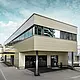 Moderne tilbygning med værksted og kontor fra Guggisbau Dachtechnik med PREFA aluminiumskompositplade i bronze
