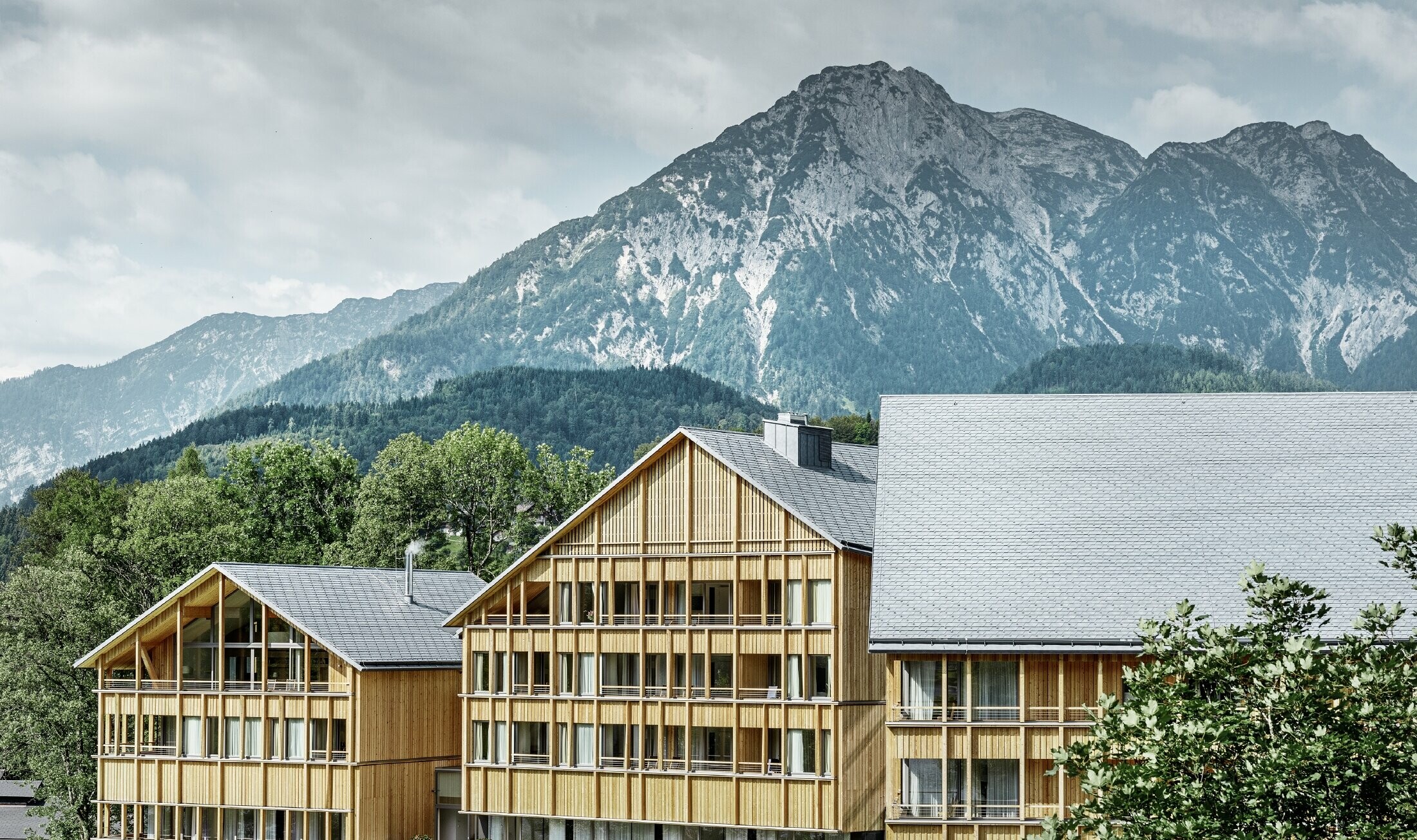 Hotel Vivamayr i Altaussee med træfacade og PREFA tagspån tag