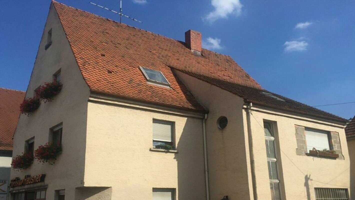 Hus før tagrenovering med PREFA tagplader