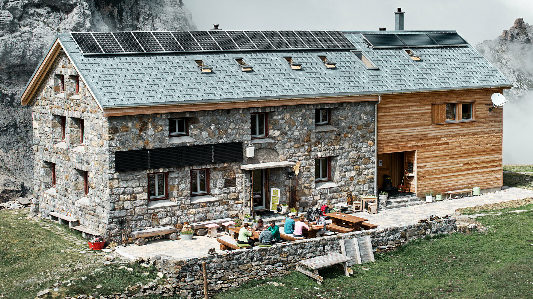 Den schweiziske Claridenhütte ligger i over 2000 meters højde og blev dækket med PREFA tagplader i P.10 stengrå