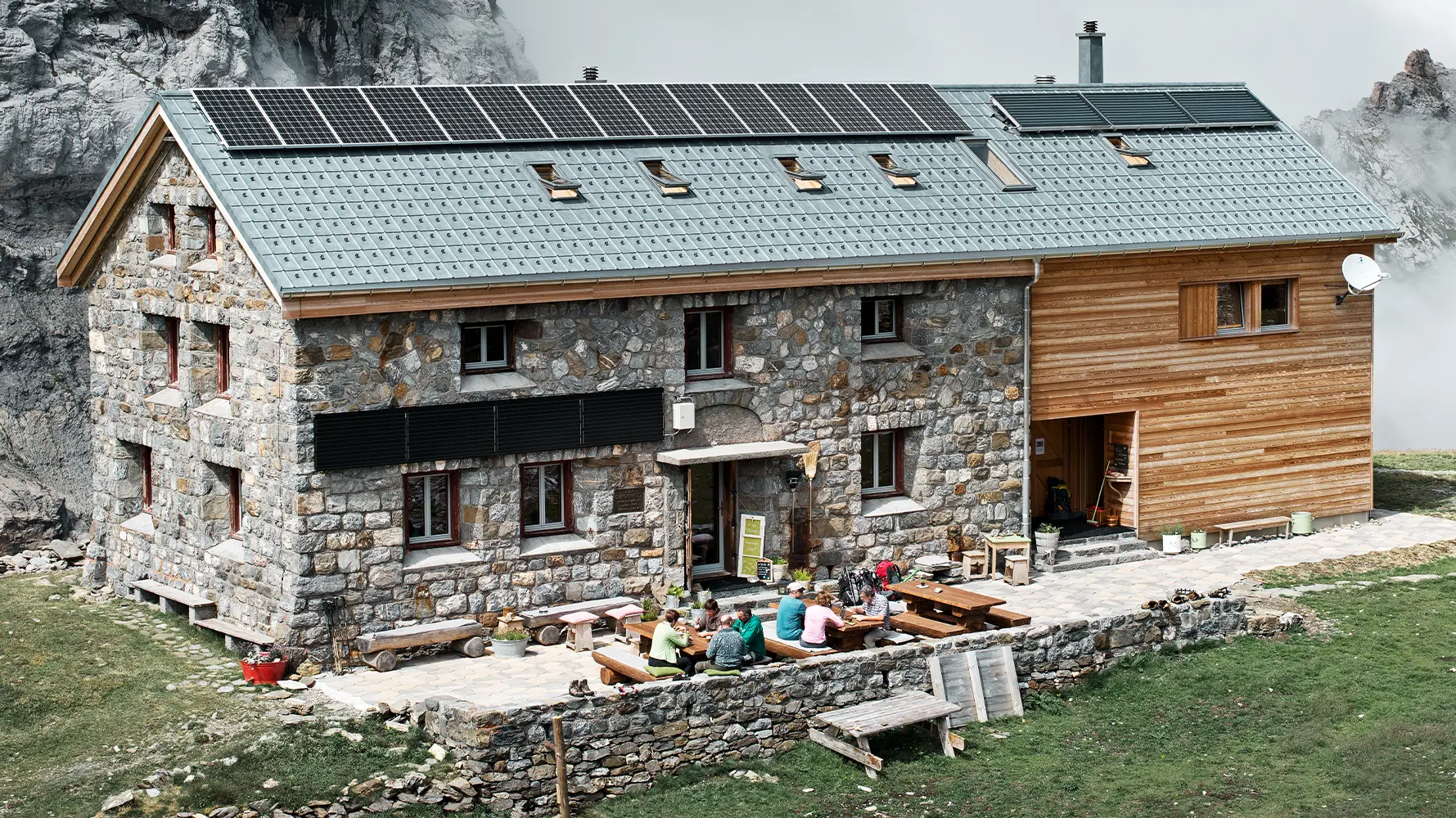 Den schweiziske Claridenhütte ligger i over 2000 meters højde og blev dækket med PREFA tagplader i P.10 stengrå