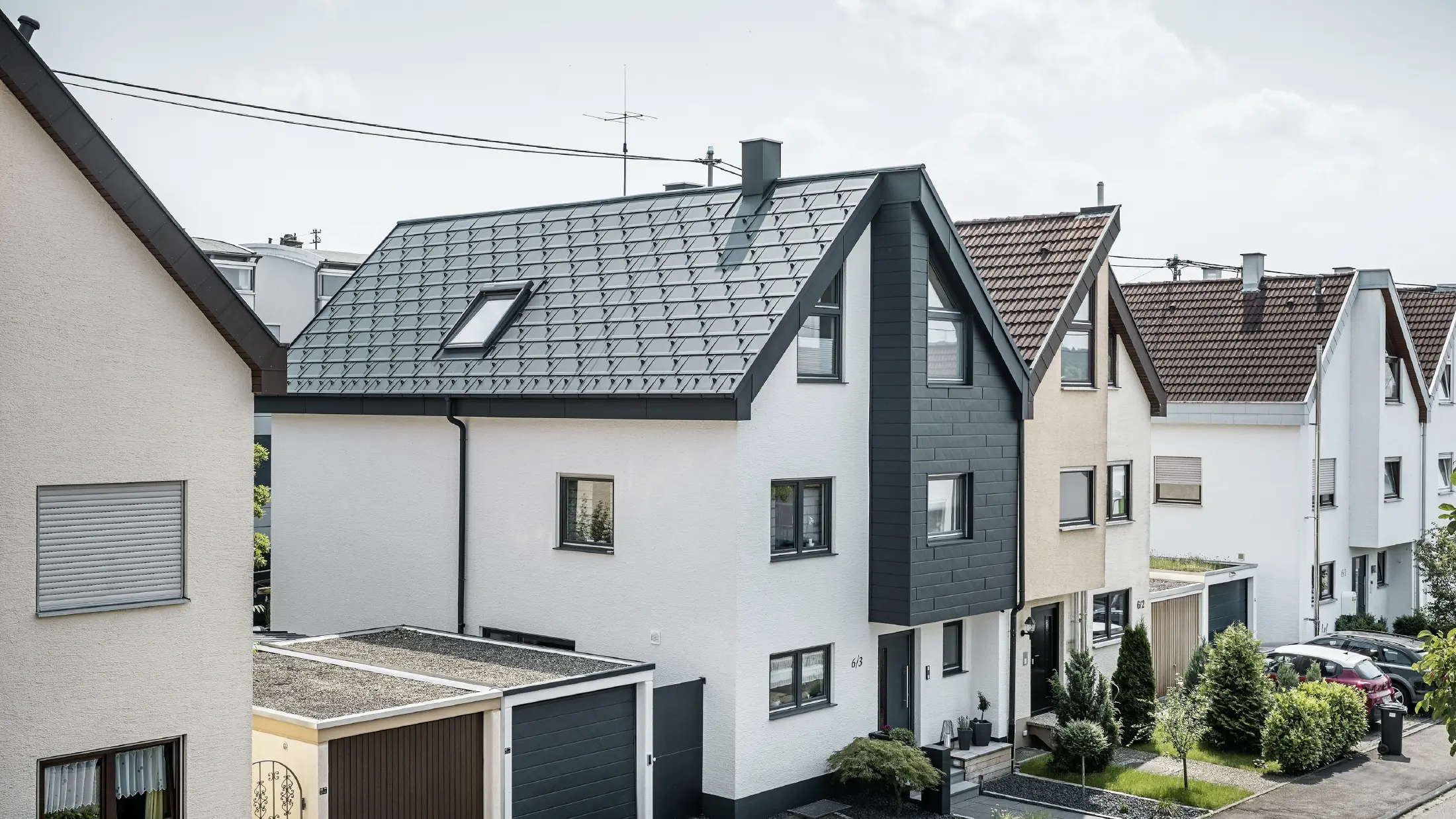 En dobbelthushalvdel blev allerede renoveret, med frisk hvid pudset facade, kombineret med en PREFA Siding.X-facade i antracit. Taget blev beklædt med PREFA-tagplade R.16. Tagafvandingen sker via den firkantede tagrende inklusive PREFA-nedløbsrør.