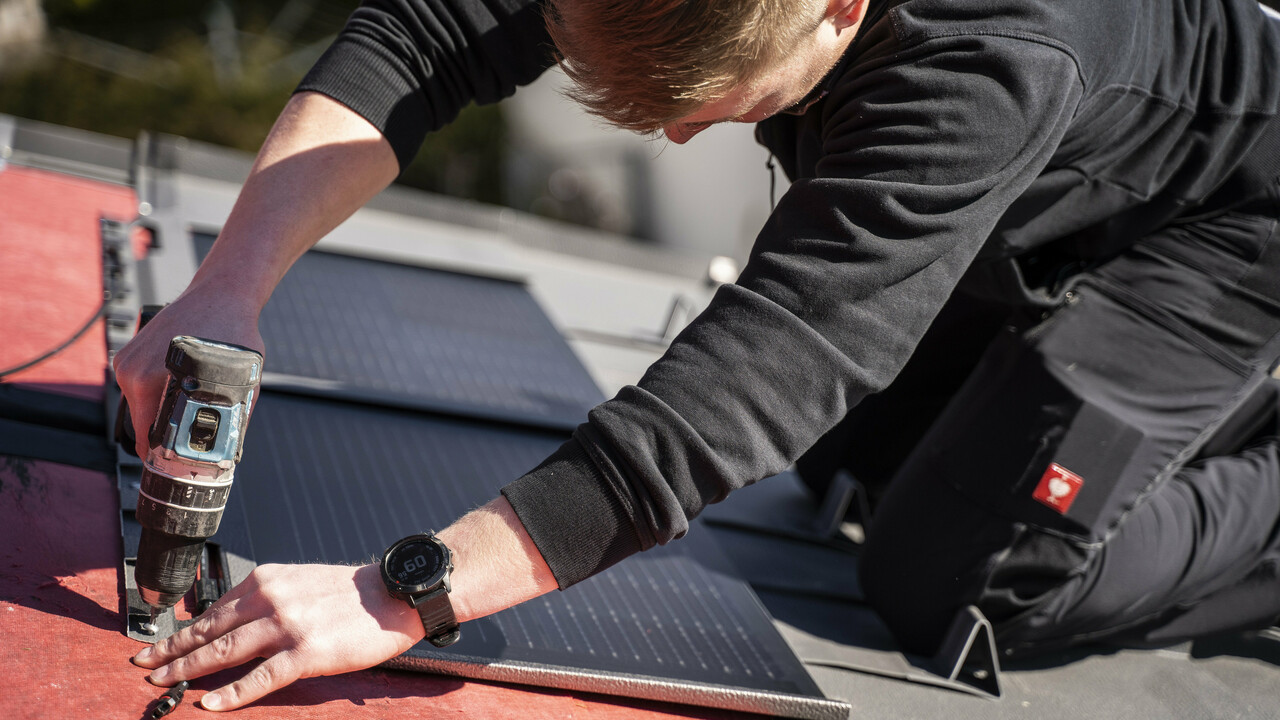 En PREFA-medarbejder under lægningen af solcelletagpladen.