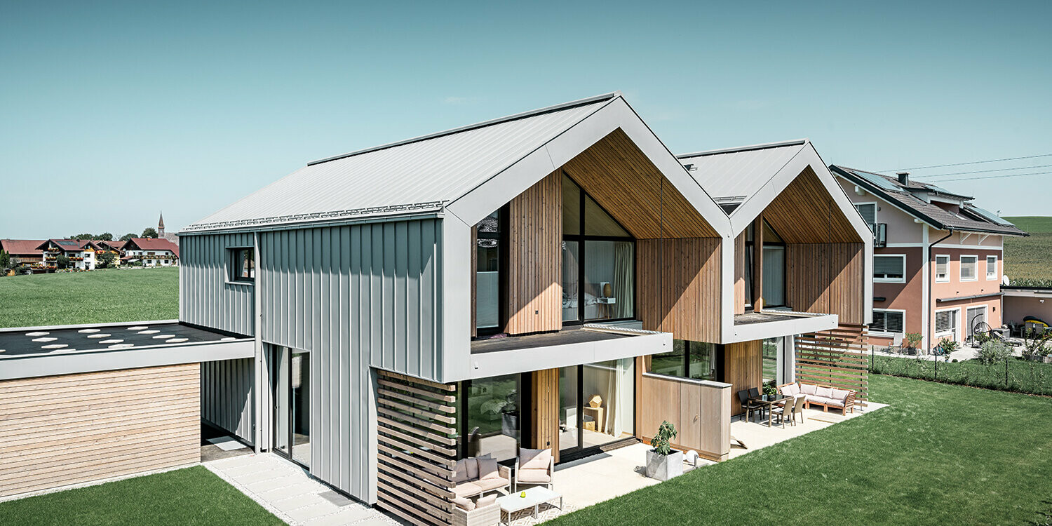 moderne dobbelthuse med PREFALZ-klimaskærm, -tag og -facade er beklædt med PREFALZ i patinagrå inklusiv kvadratrør