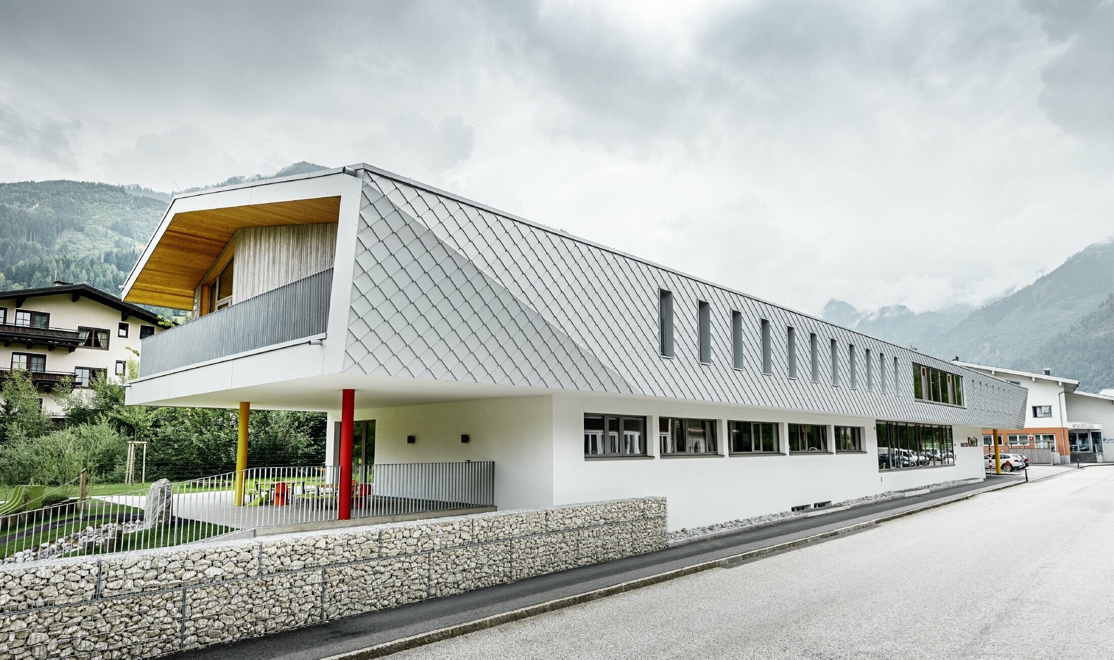 Nybygget børnehave i Kaprun med en moderne aluminiumfacade med PREFA vægrombe i prefa-hvid