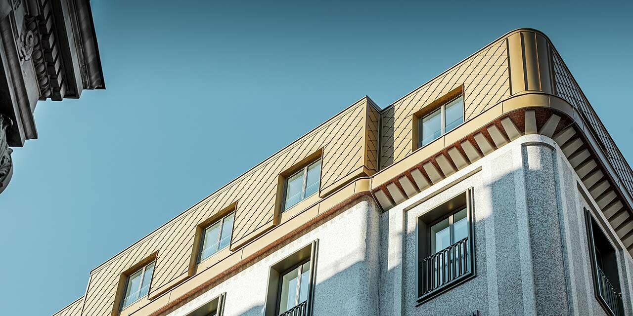 Tilbygning til tagetage på Korb Etagen i Wien. Konstruktionen er beklædt med PREFA-vægrombe 29 × 29 i perlemorsguld.