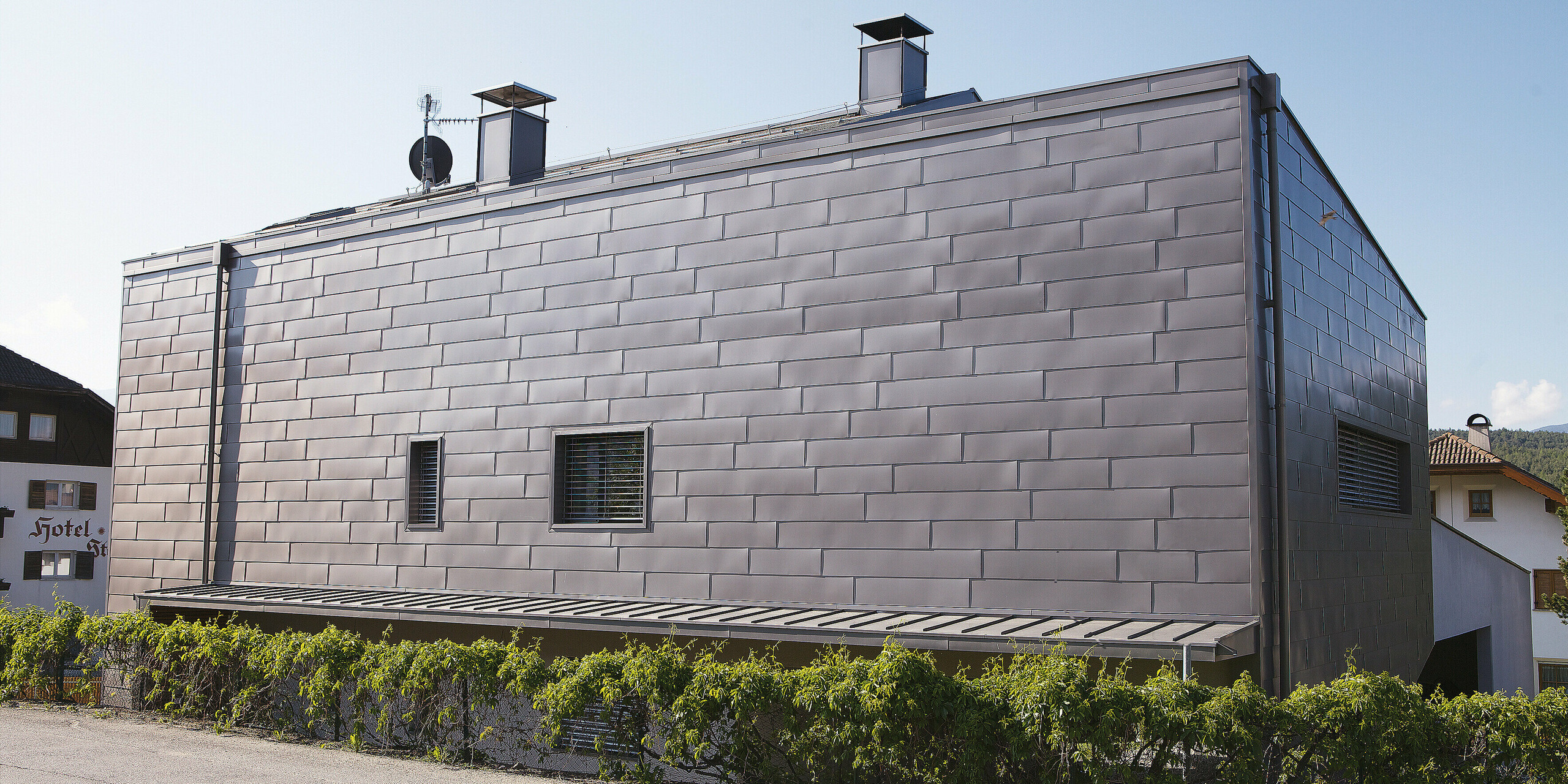 Moderne Architektur trifft auf Funktionalität: Das Einfamilienhaus in Pfalzen überzeugt mit einer PREFALZ Fassade aus robustem Aluminium. Die Wandverkleidung schützt dauerhaft vor Witterungseinflüssen und verleiht dem Gebäude eine klare, zeitlose Optik.