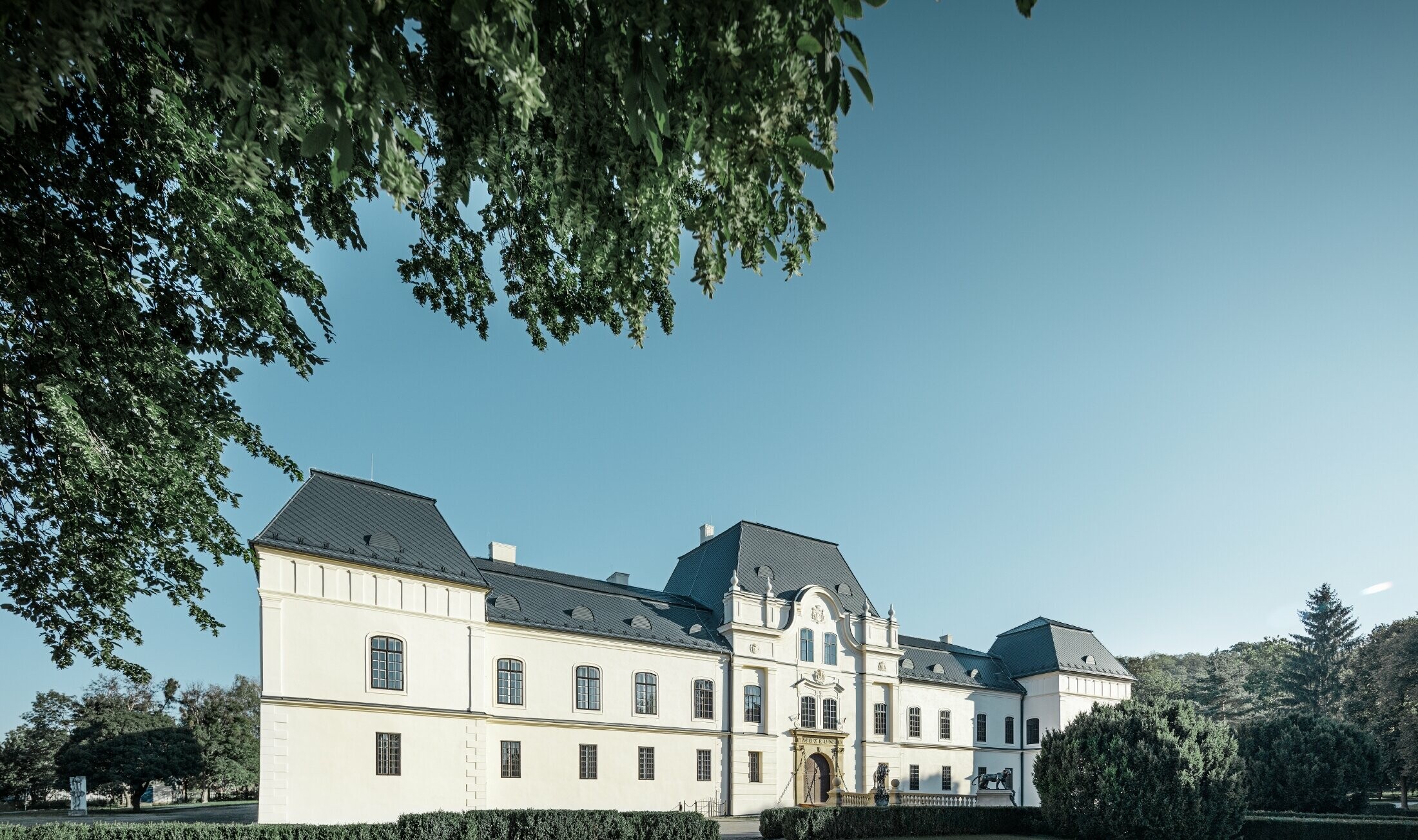 Schloss Humenné er bygget i renæssancestil og blev dækket med PREFA tagromber i antracit