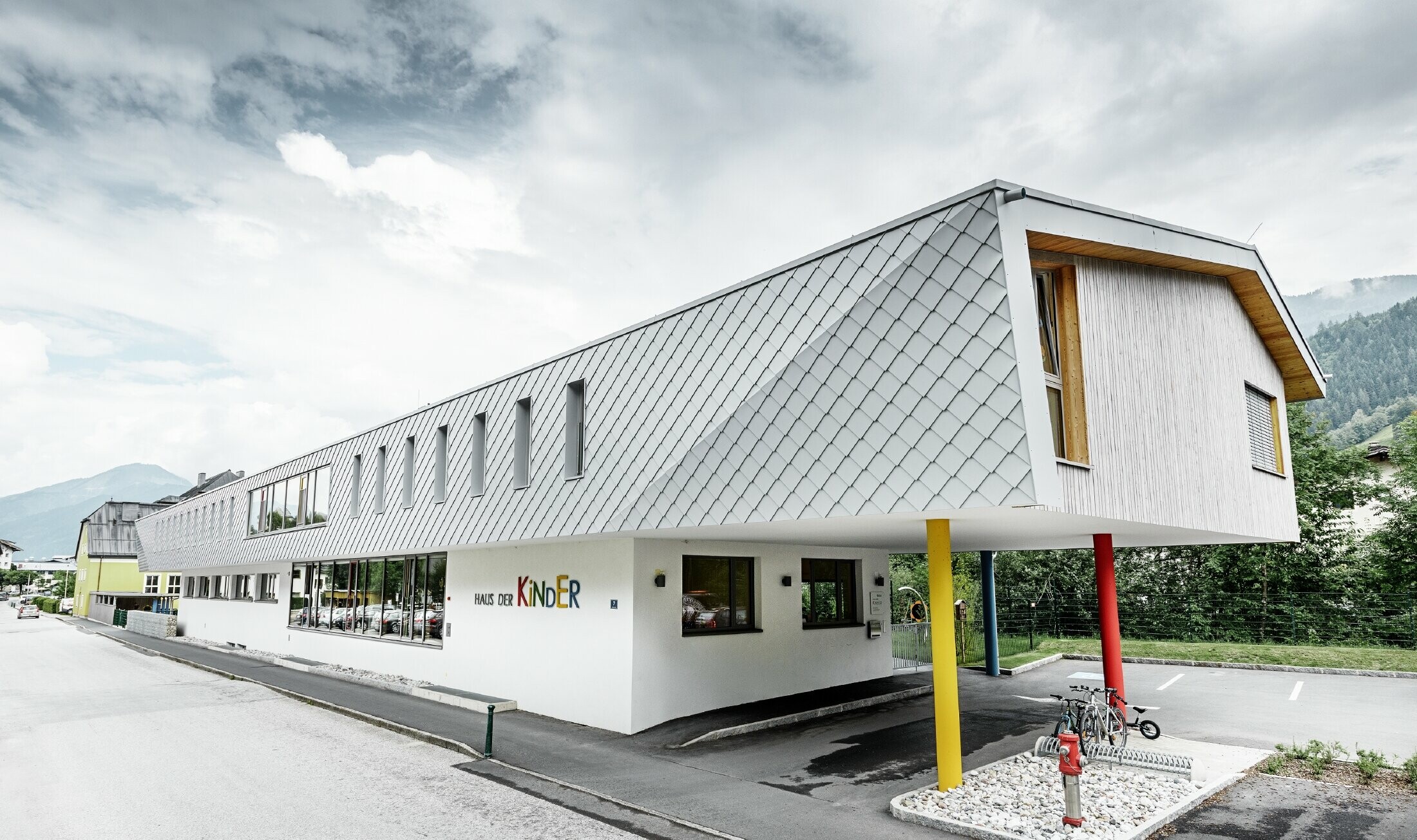 Nybygget børnehave i Kaprun med en moderne aluminiumfacade med PREFA vægrombe i prefa-hvid
